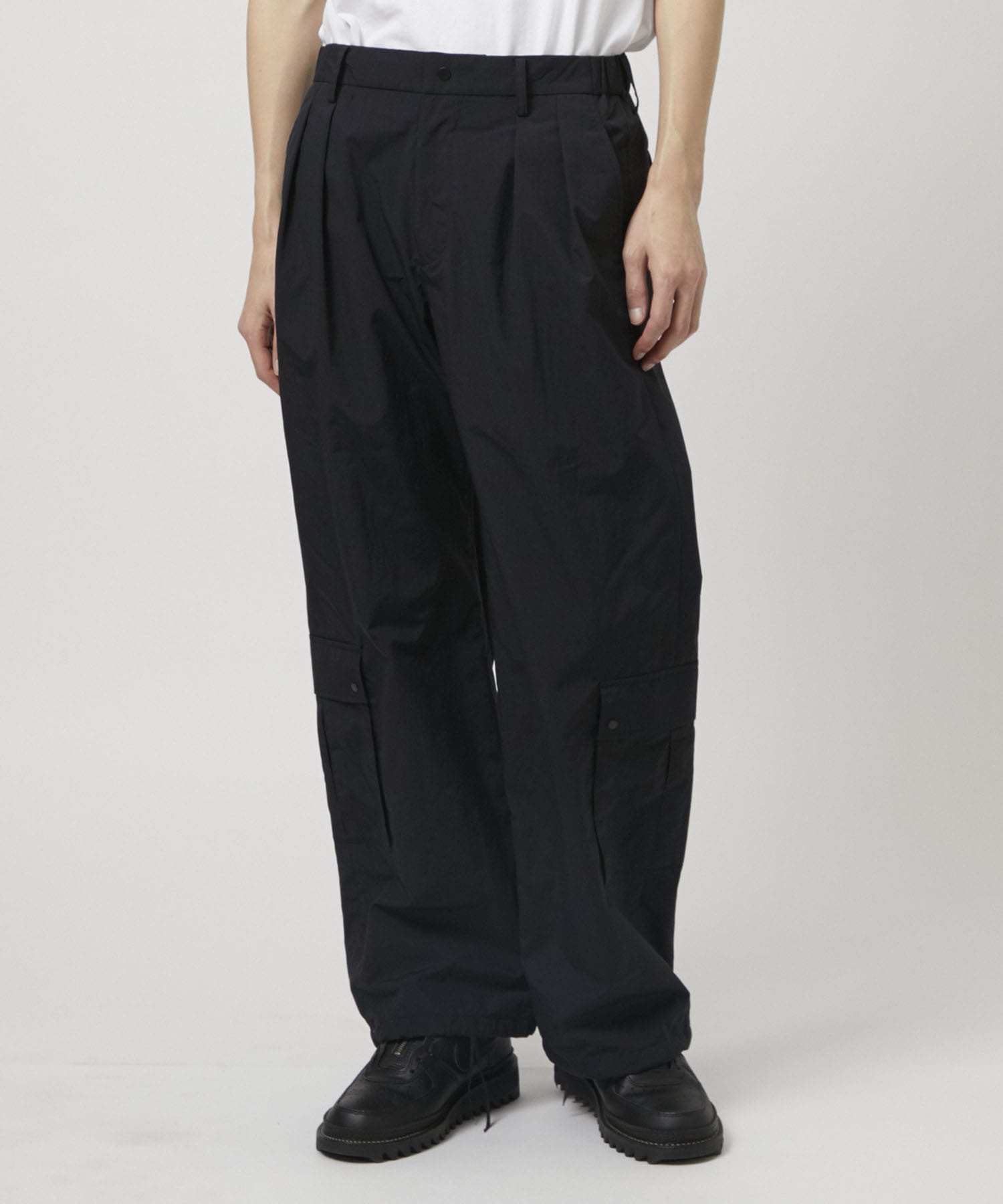 イレニサ】TWO TUCKS WIDE CARGO PANTS(3 IVORY): IRENISA: MENS｜THE