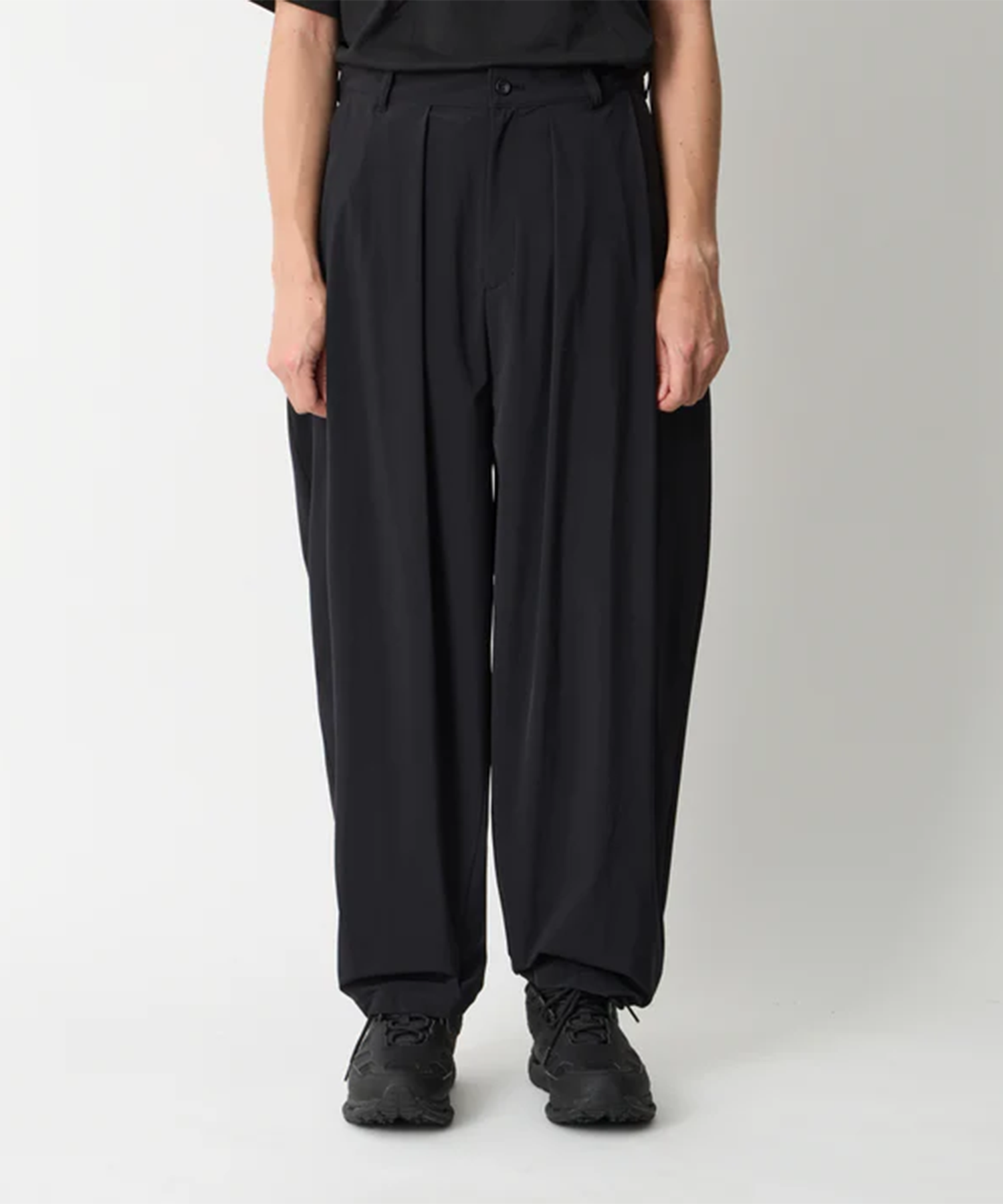 8 TUCK WIDE TAPERED PANTS White Mountaineering