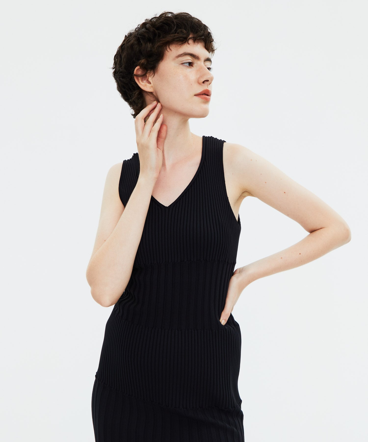 FLUTED V-NECK SLEEVELESS MERMAID DRESS CFCL