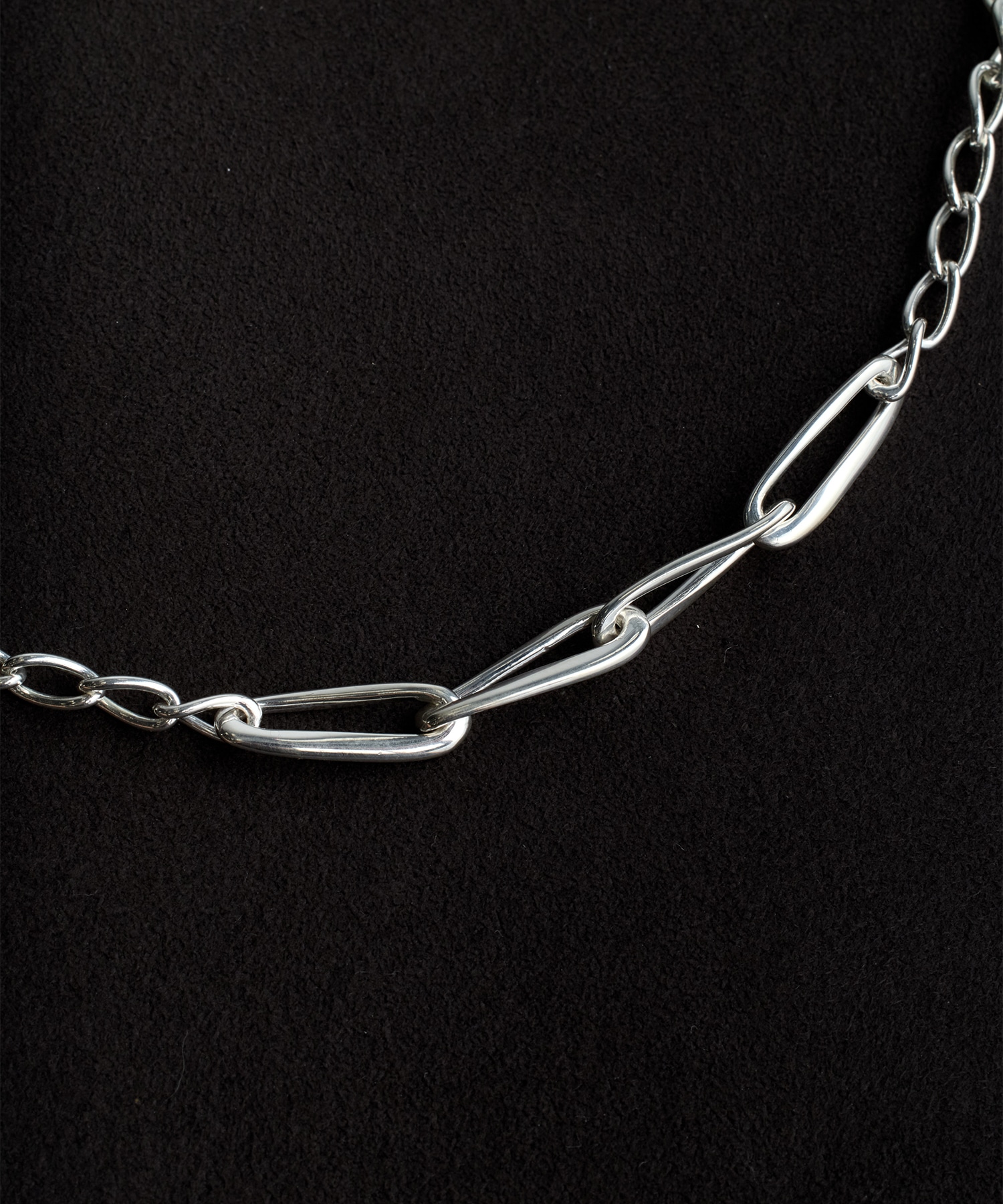 REBELLION NECKLACE 