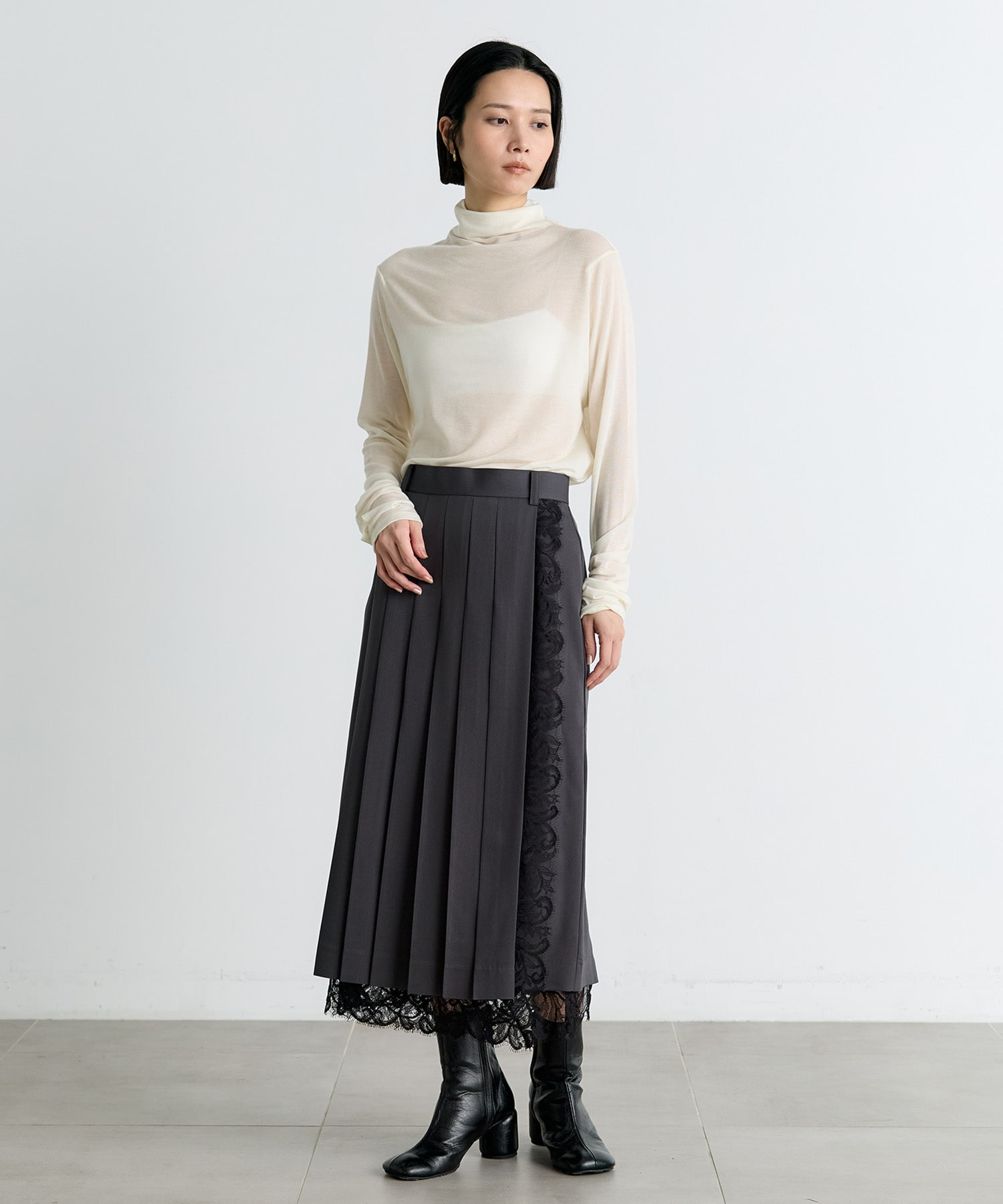 FINE WOOL PLEATED SKIRT WITH LACE TRIM FETICO