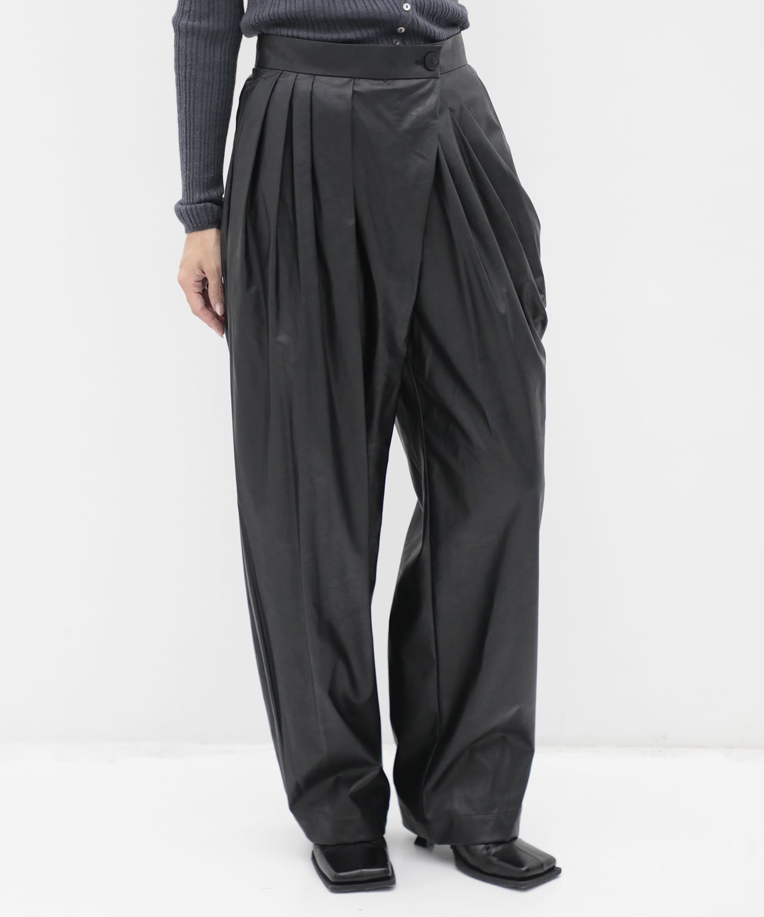 Leather Random Tuck Pants RITAN