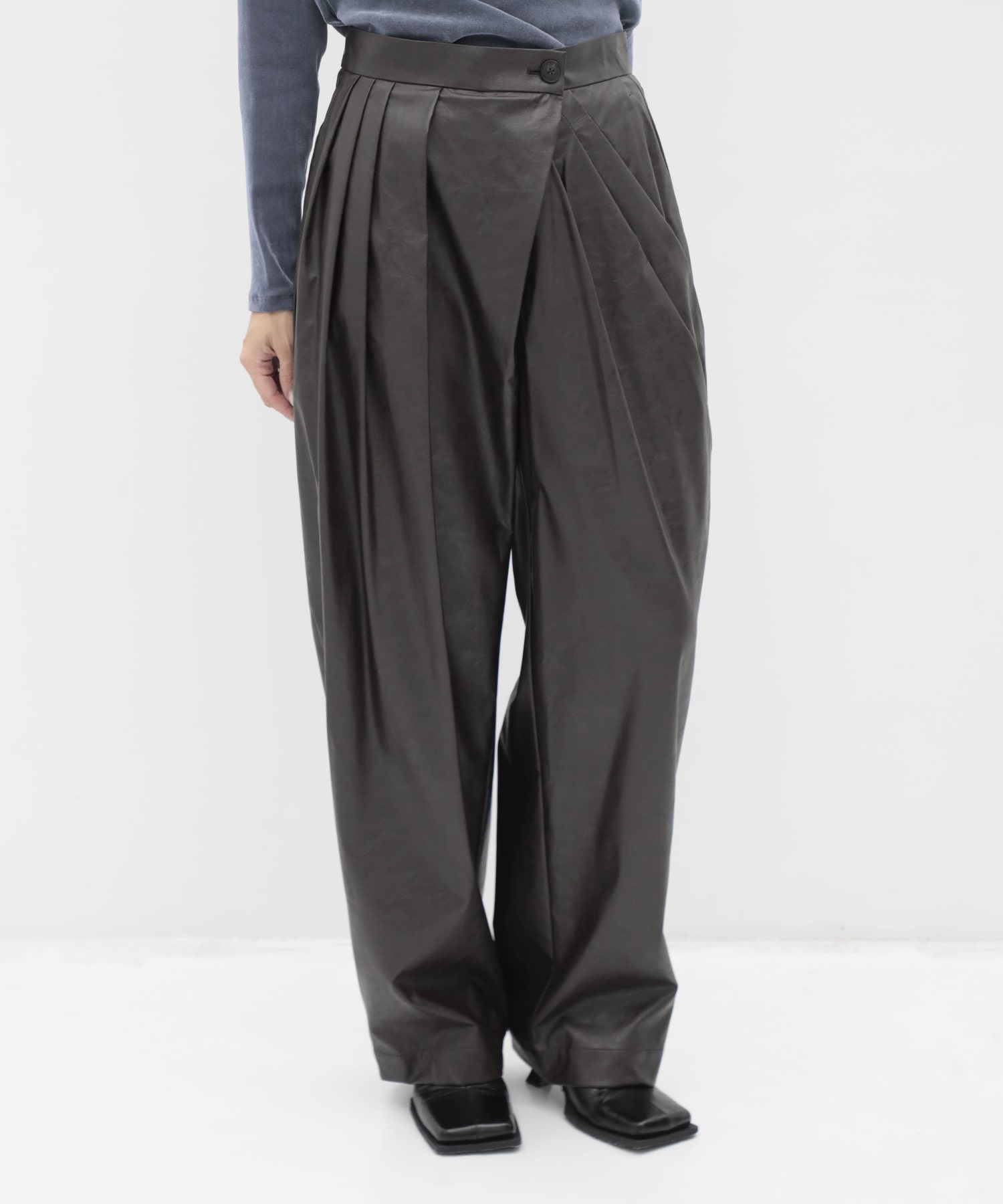 Leather Random Tuck Pants RITAN