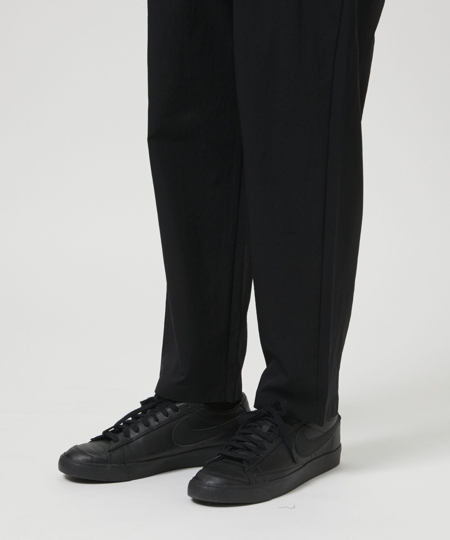 3 TUCK EASY TAPERED PANTS White Mountaineering