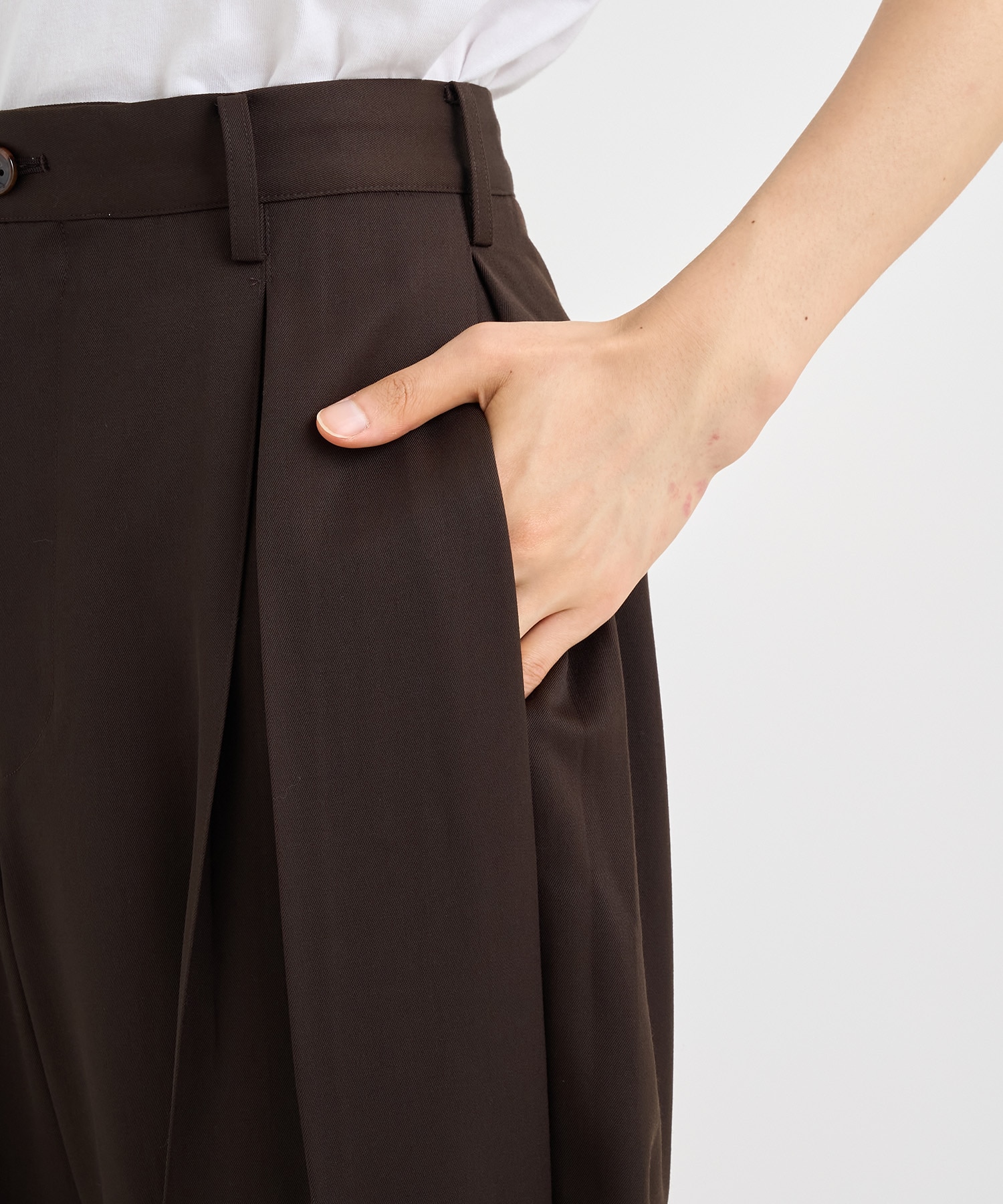 Tuck-detail pants KHOKI