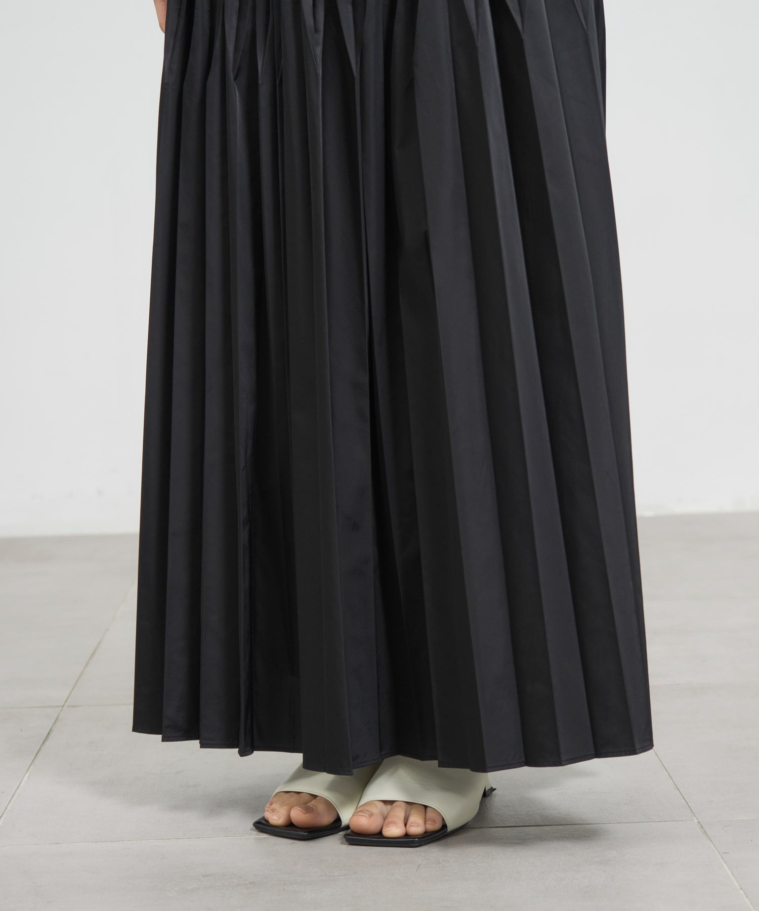 SQUARE-PLEATS SKIRT ENFOLD