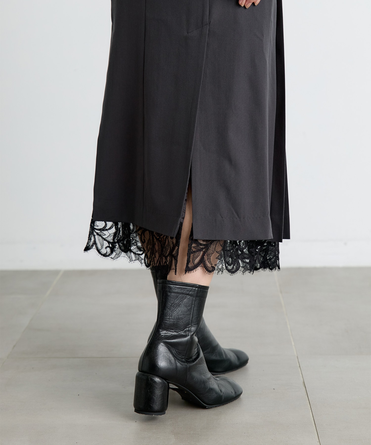 FINE WOOL PLEATED SKIRT WITH LACE TRIM FETICO
