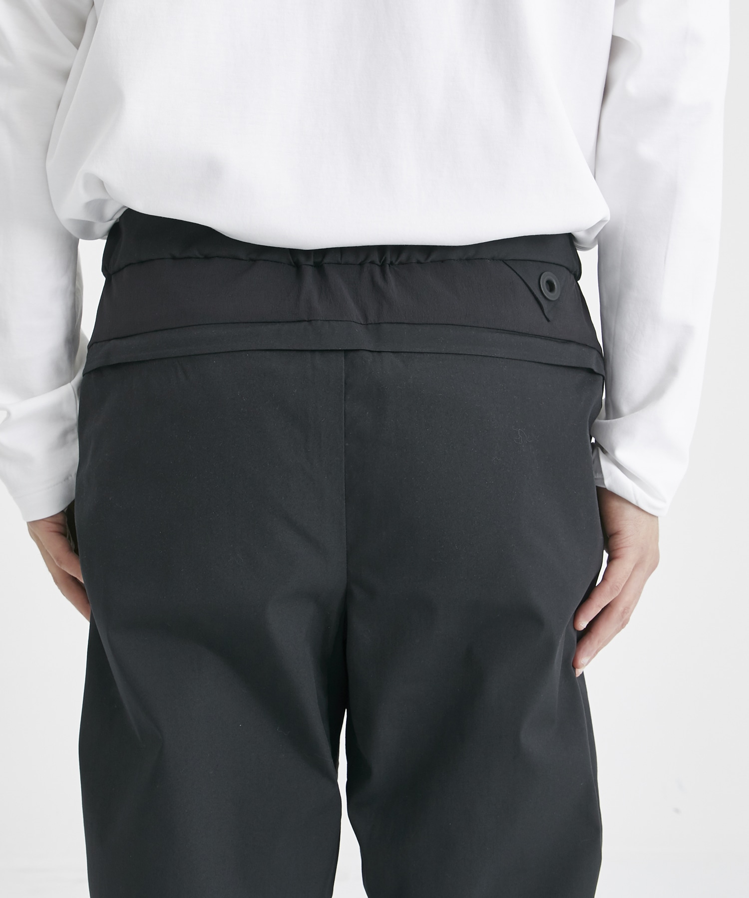 SOLOTEX 3 TUCKED EASY TAPERED PANTS(0 BLACK): White Mountaineering