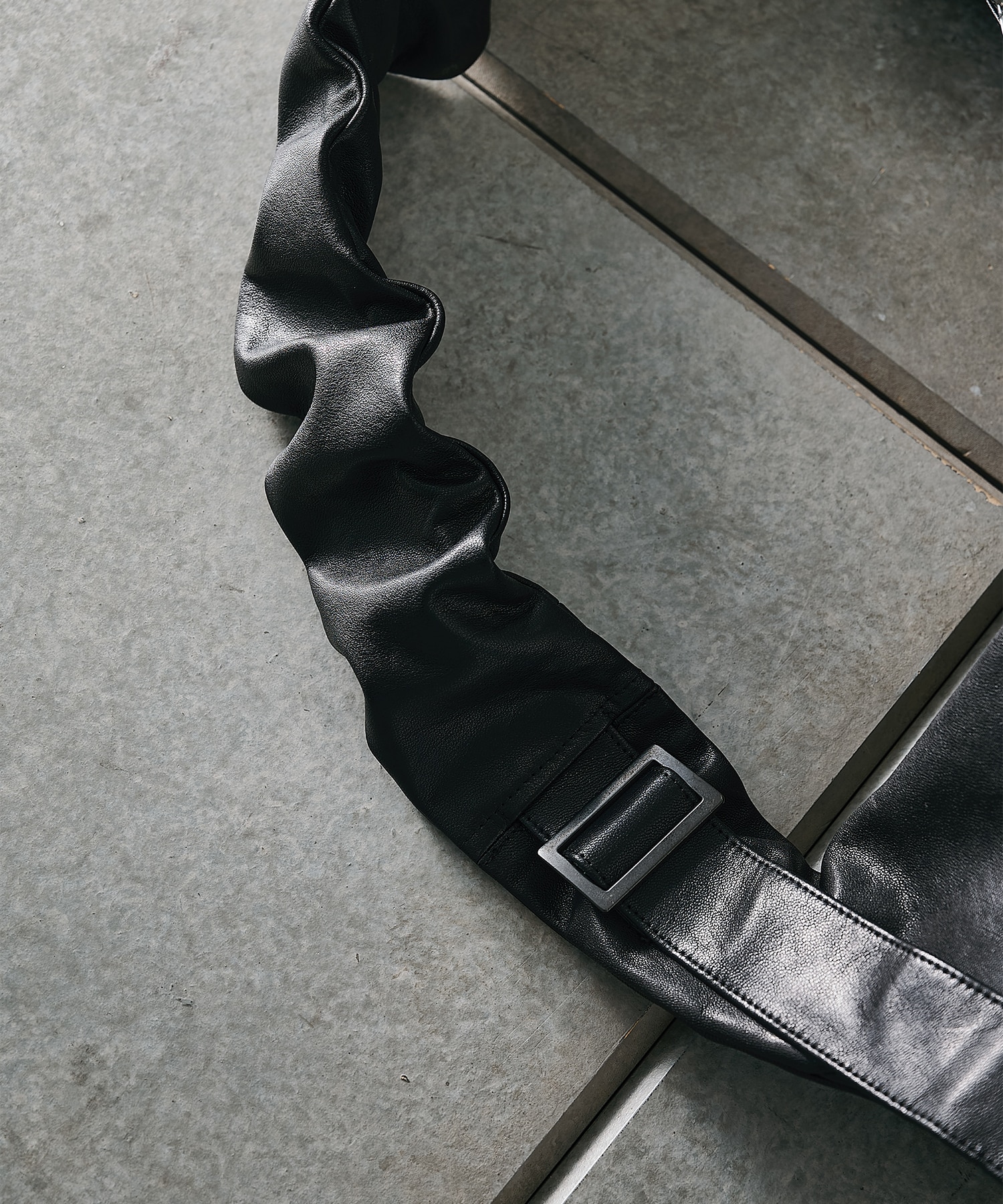 シュタイン】ST.1679 GOAT LEATHER TWIST SHOULDER BAG | SSSTEIN