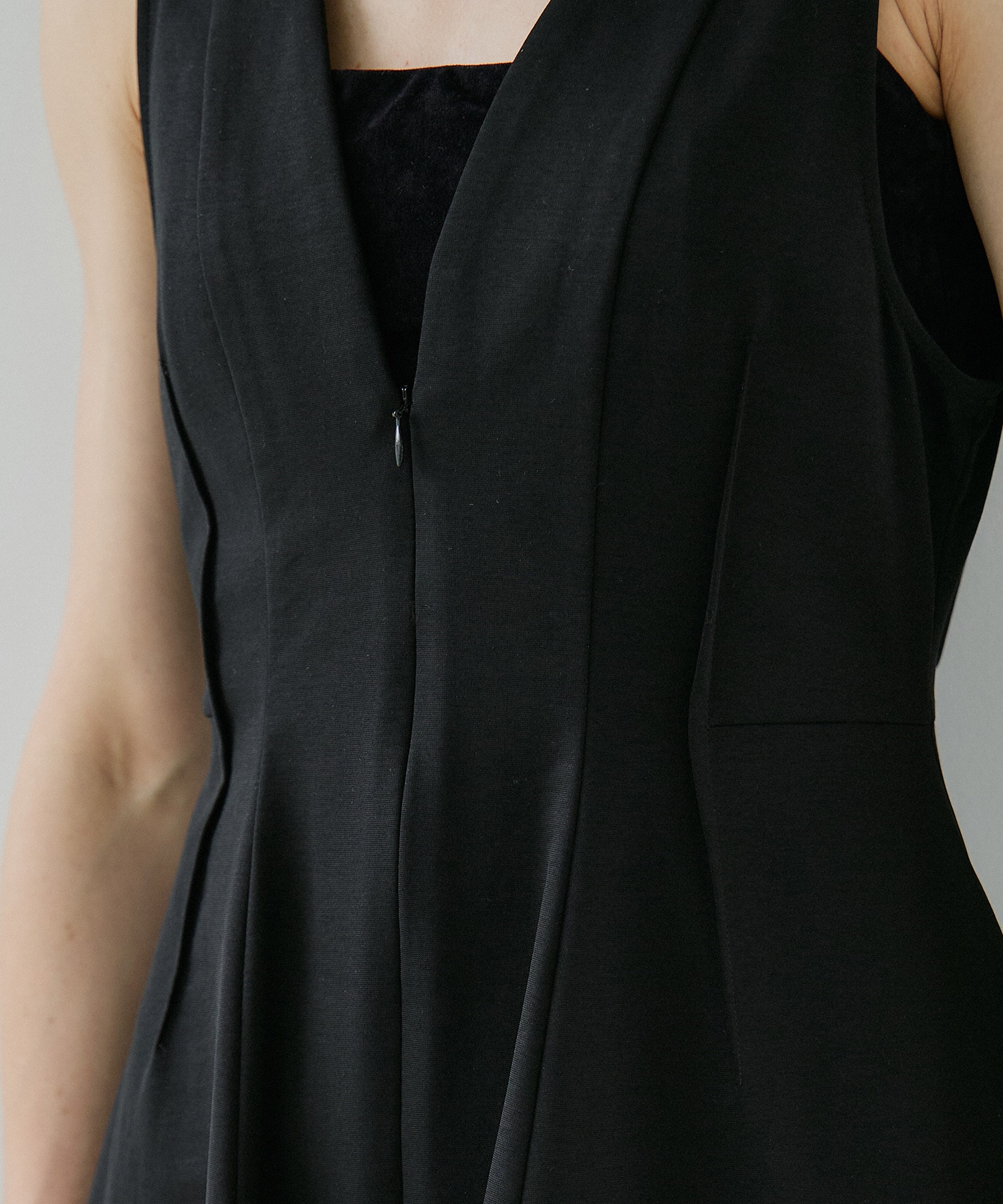 Arch Pattern Cut One-Piece RITAN