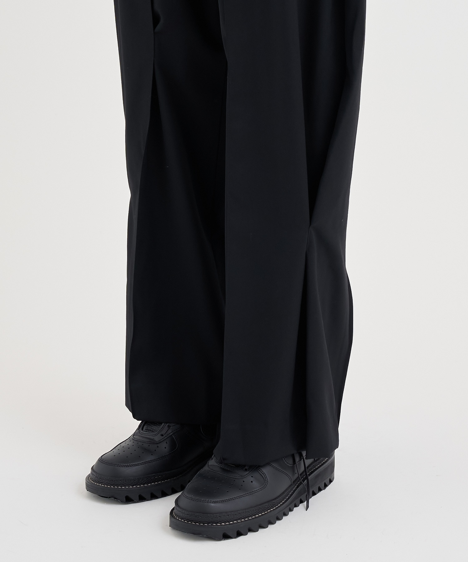 Tuck-detail pants KHOKI