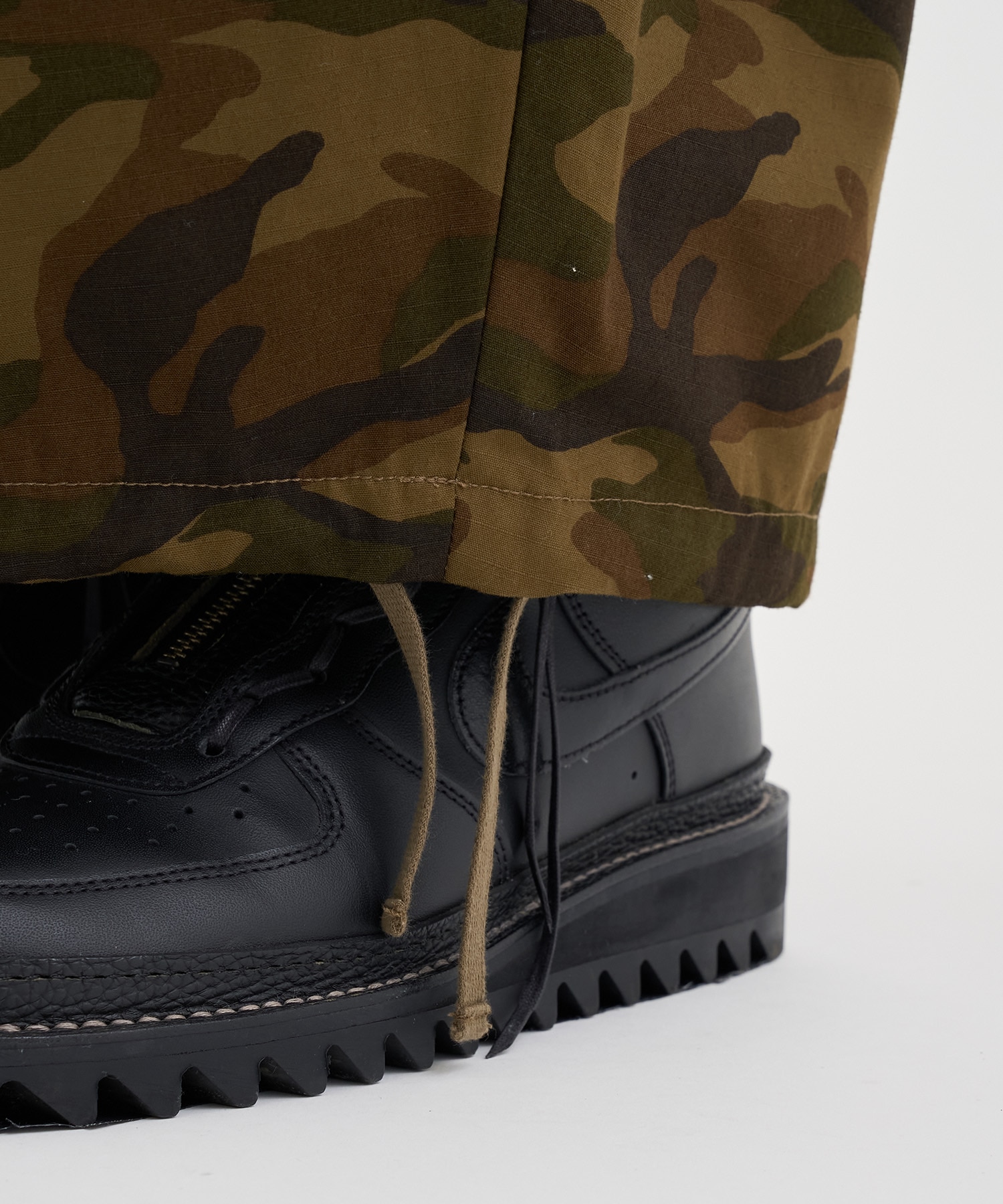 Gatther-detail camouflage pants 