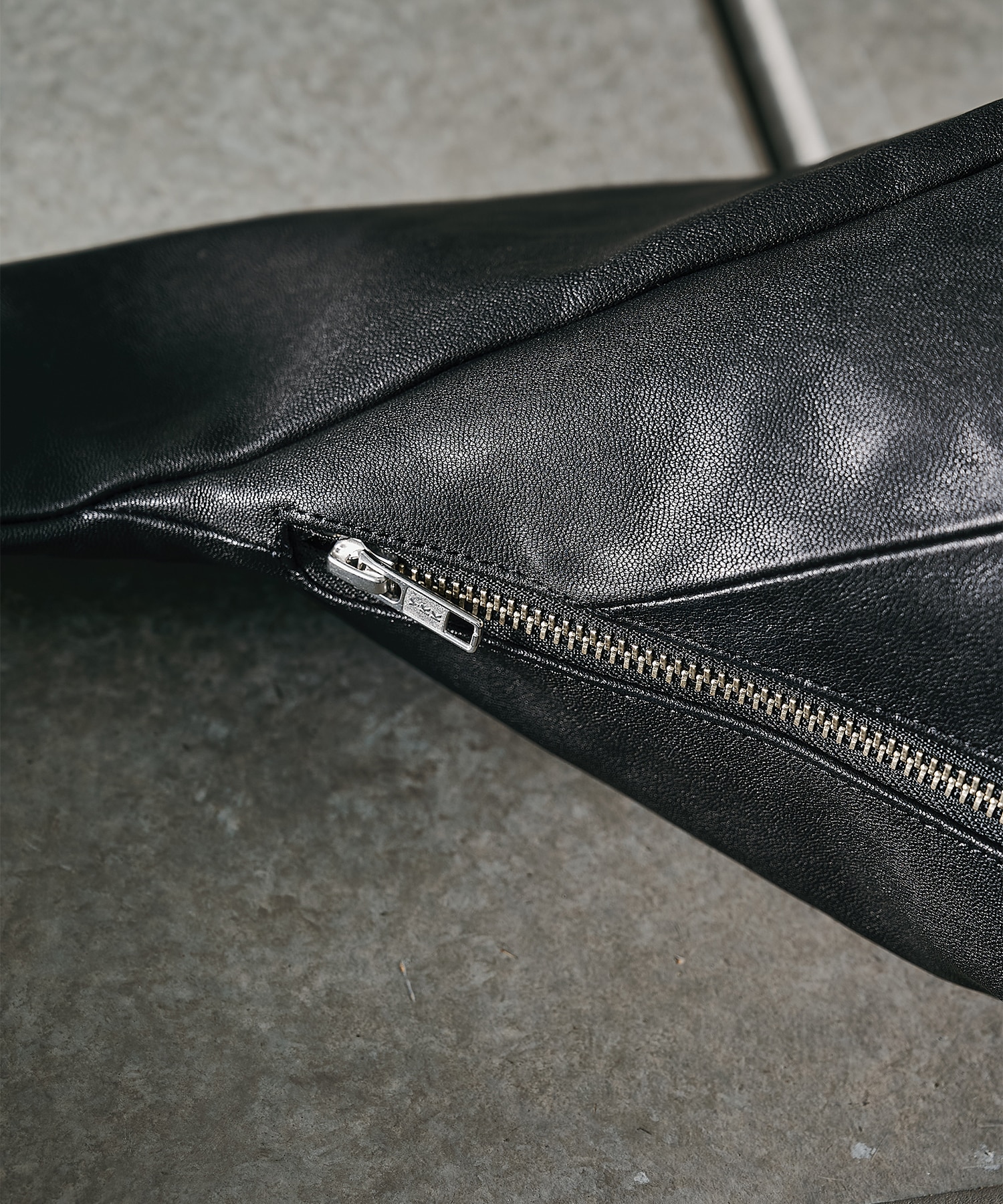 【シュタイン】ST.1679 GOAT LEATHER TWIST SHOULDER BAG ssstein