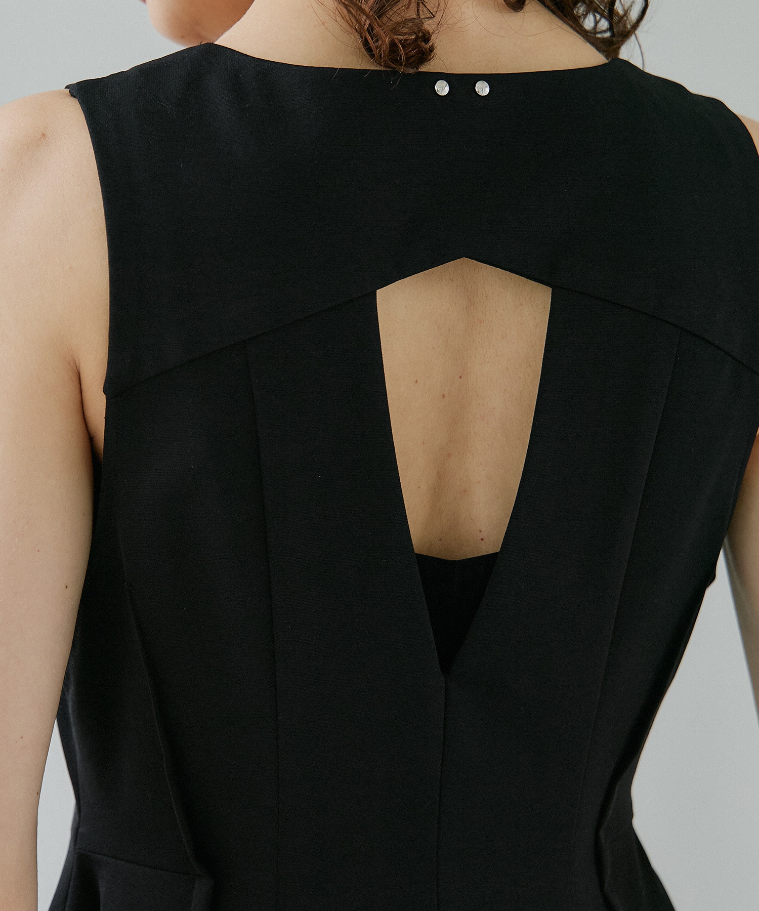 Arch Pattern Cut One-Piece RITAN