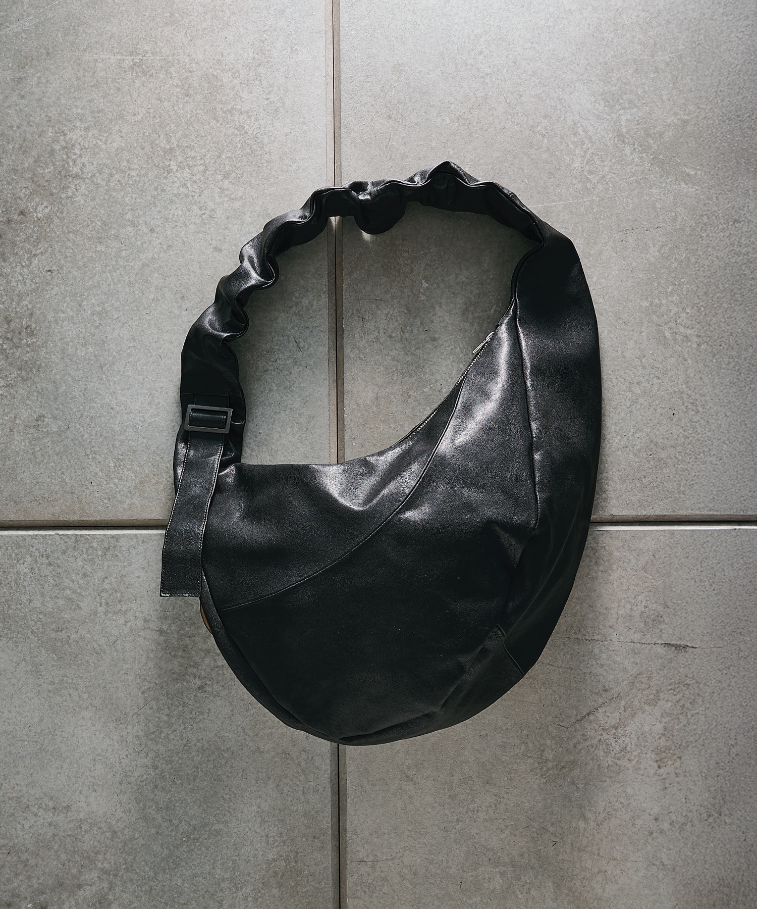 シュタイン】ST.1679 GOAT LEATHER TWIST SHOULDER BAG | SSSTEIN
