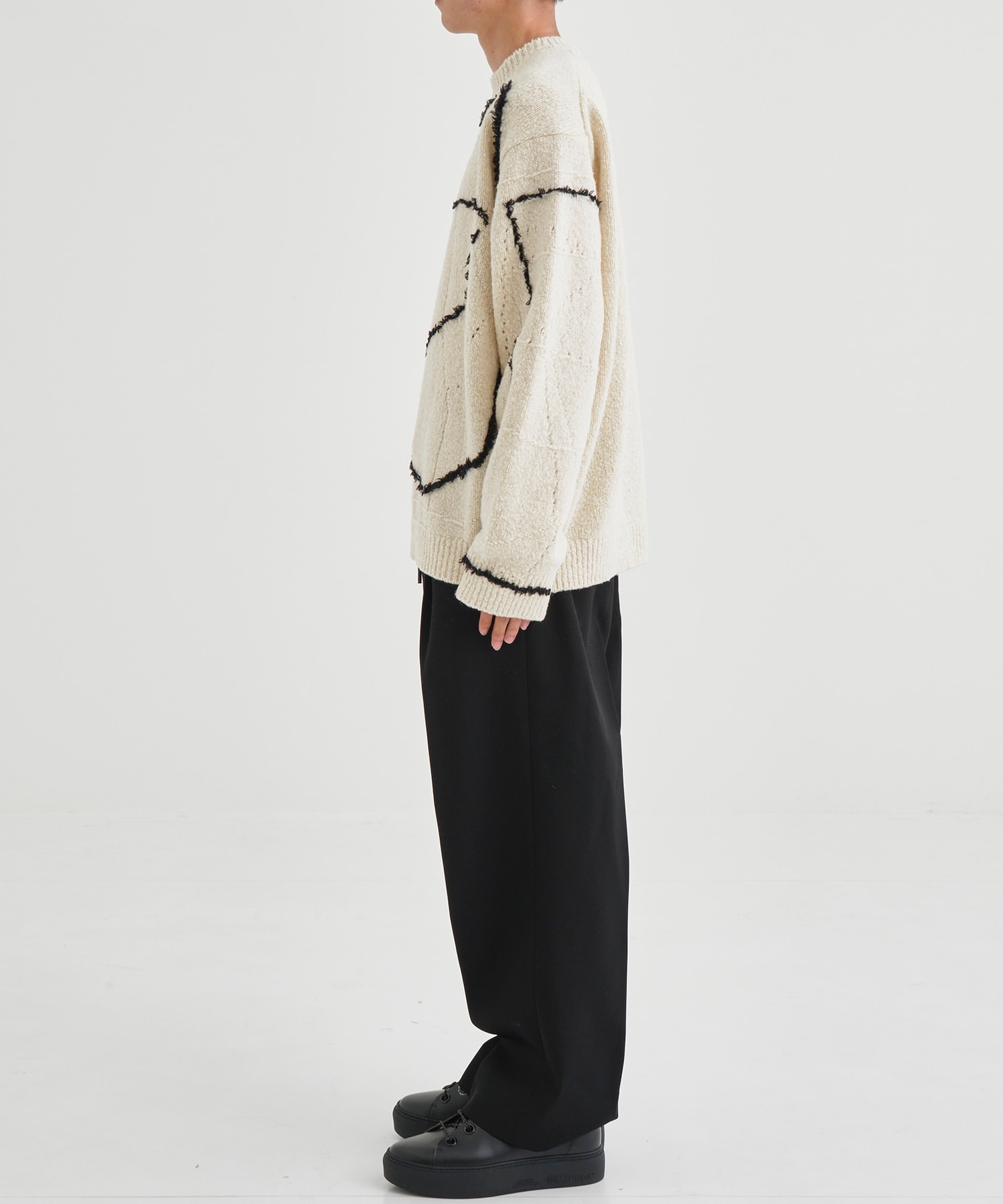 YOKE／Continuous Line Embroidery Sweater