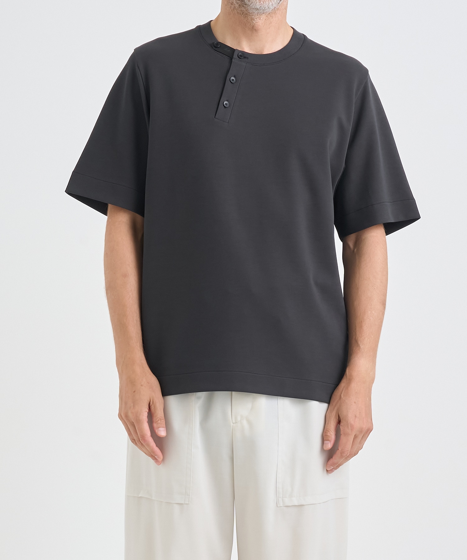 別注LEATHER TAB CREW NECK T-SHIRT IRENISA