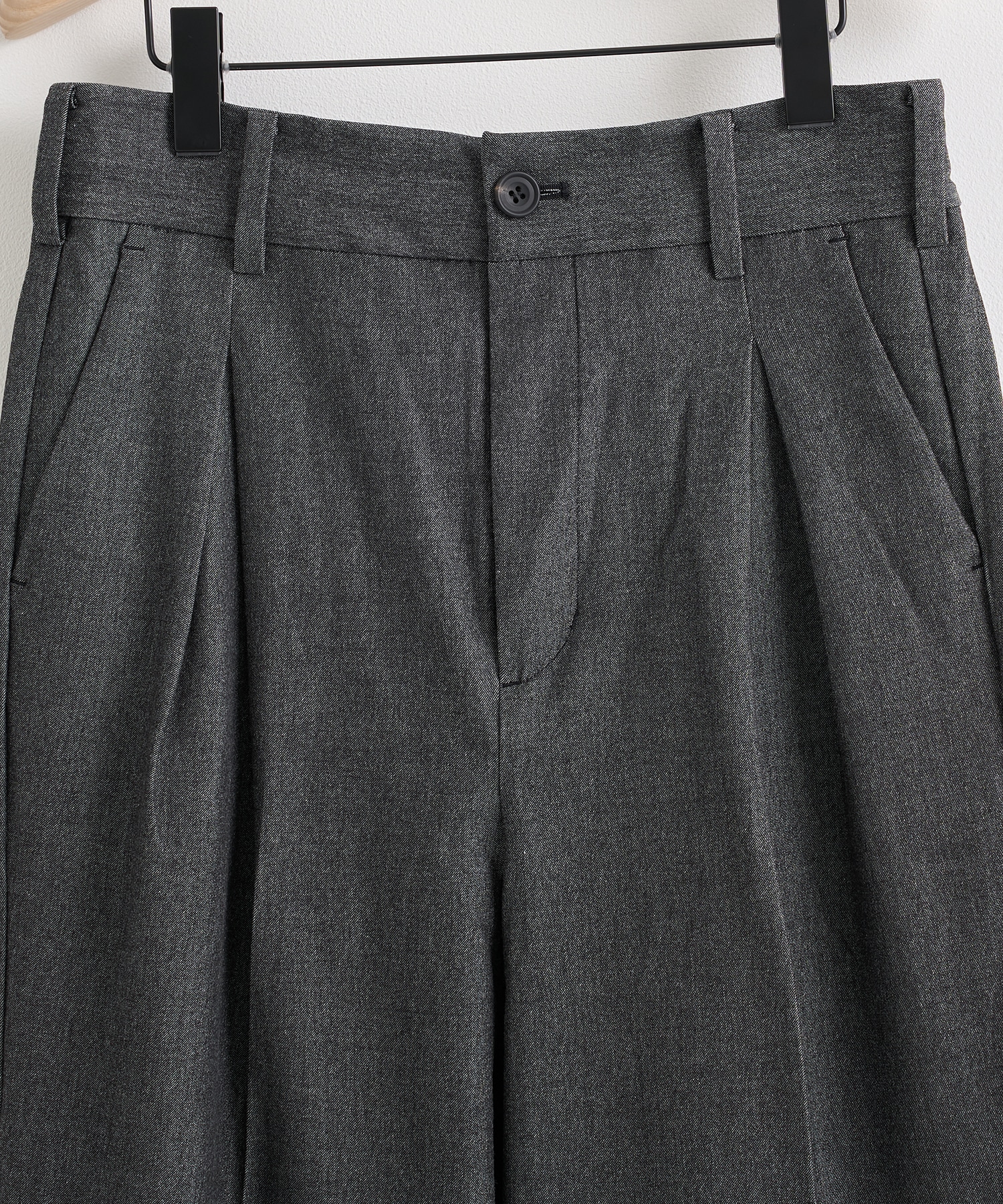 2 TUCK PANTS White Mountaineering