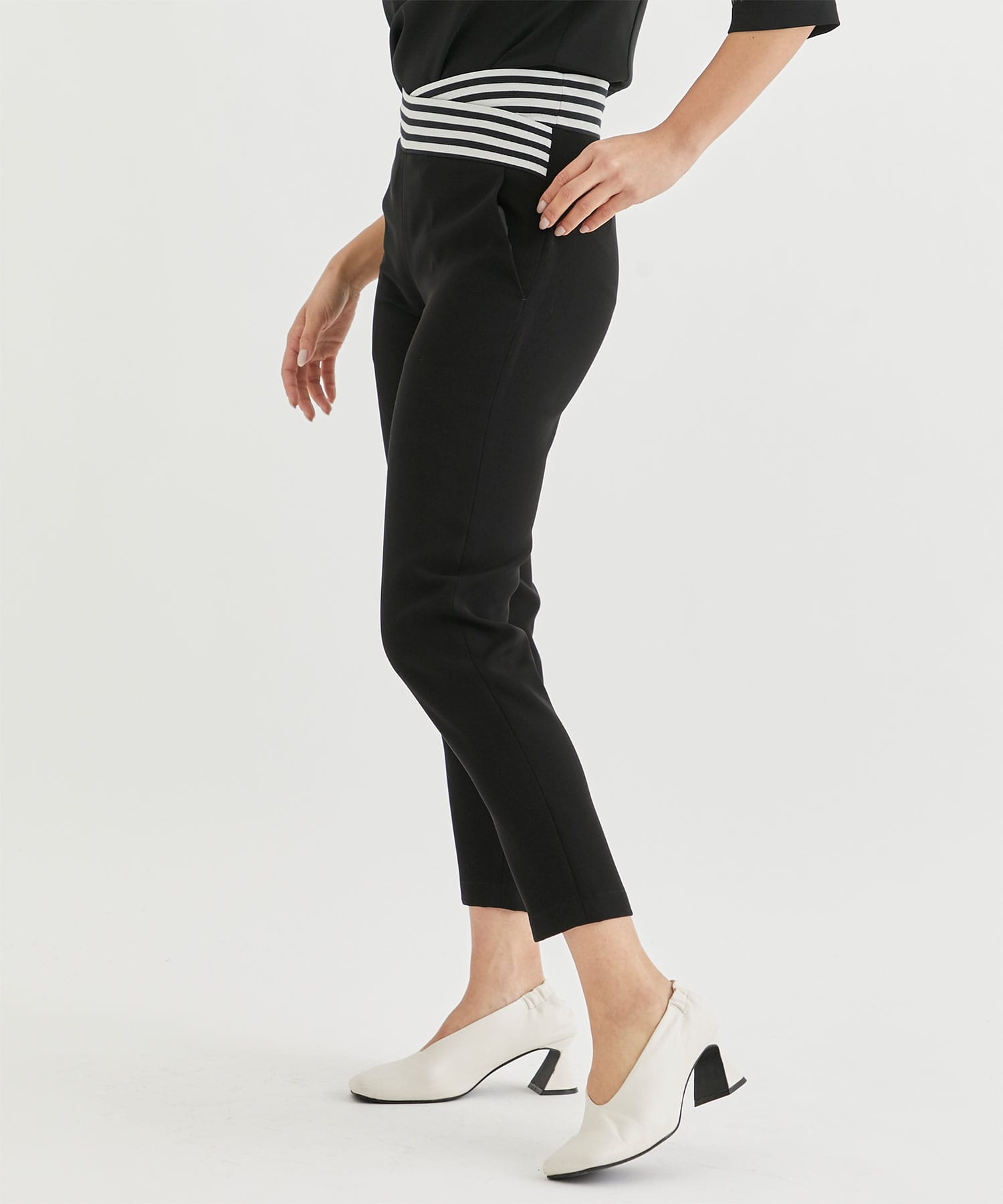 TAPERED TWILL PANTS(36 BLACK): BORDERS at BALCONY: WOMEN｜THE