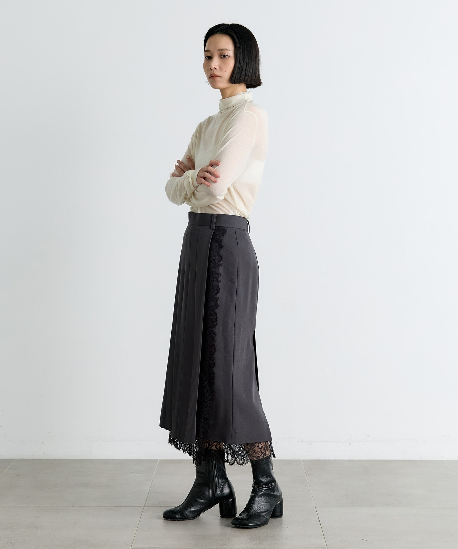 FINE WOOL PLEATED SKIRT WITH LACE TRIM FETICO
