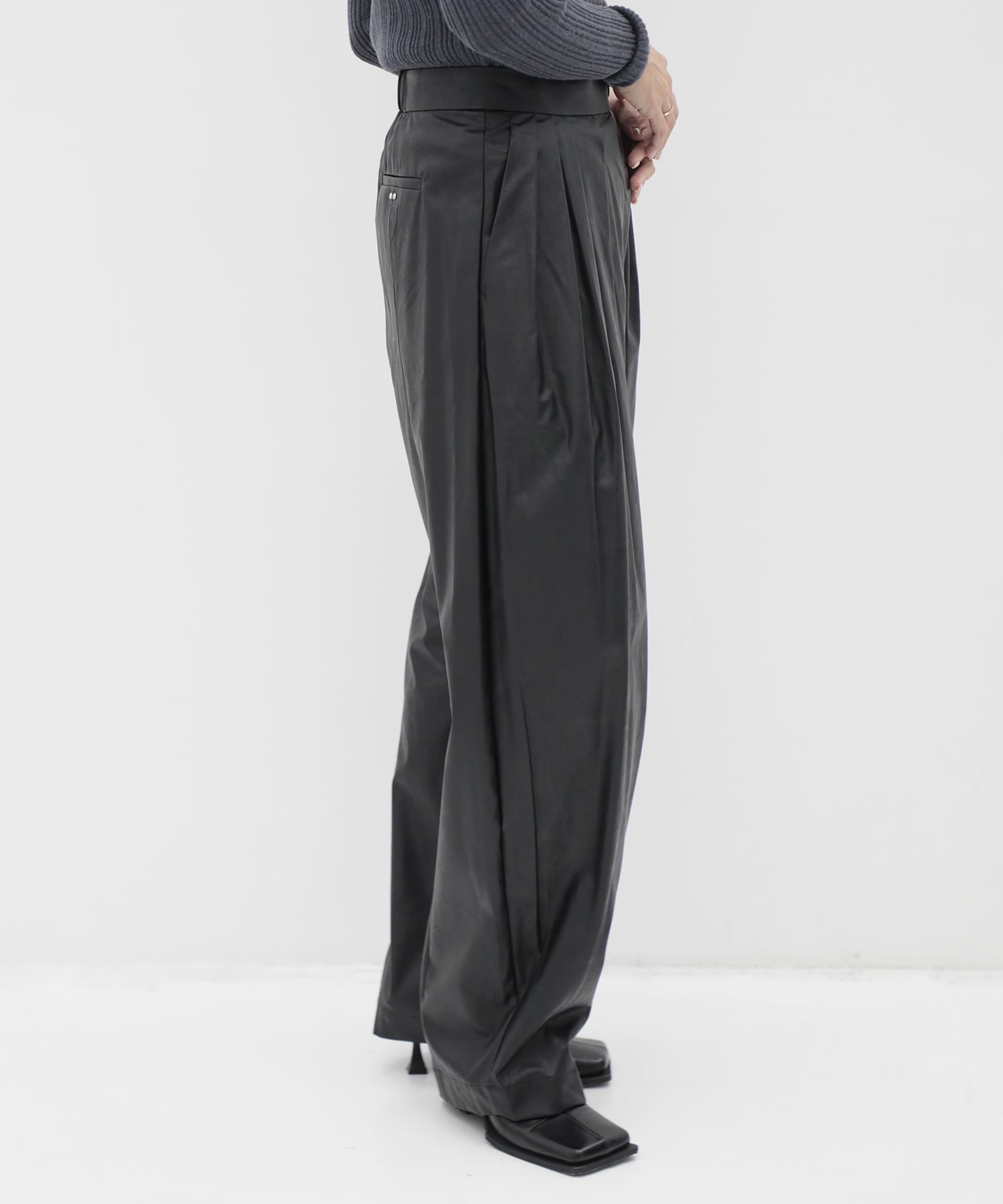 Leather Random Tuck Pants RITAN