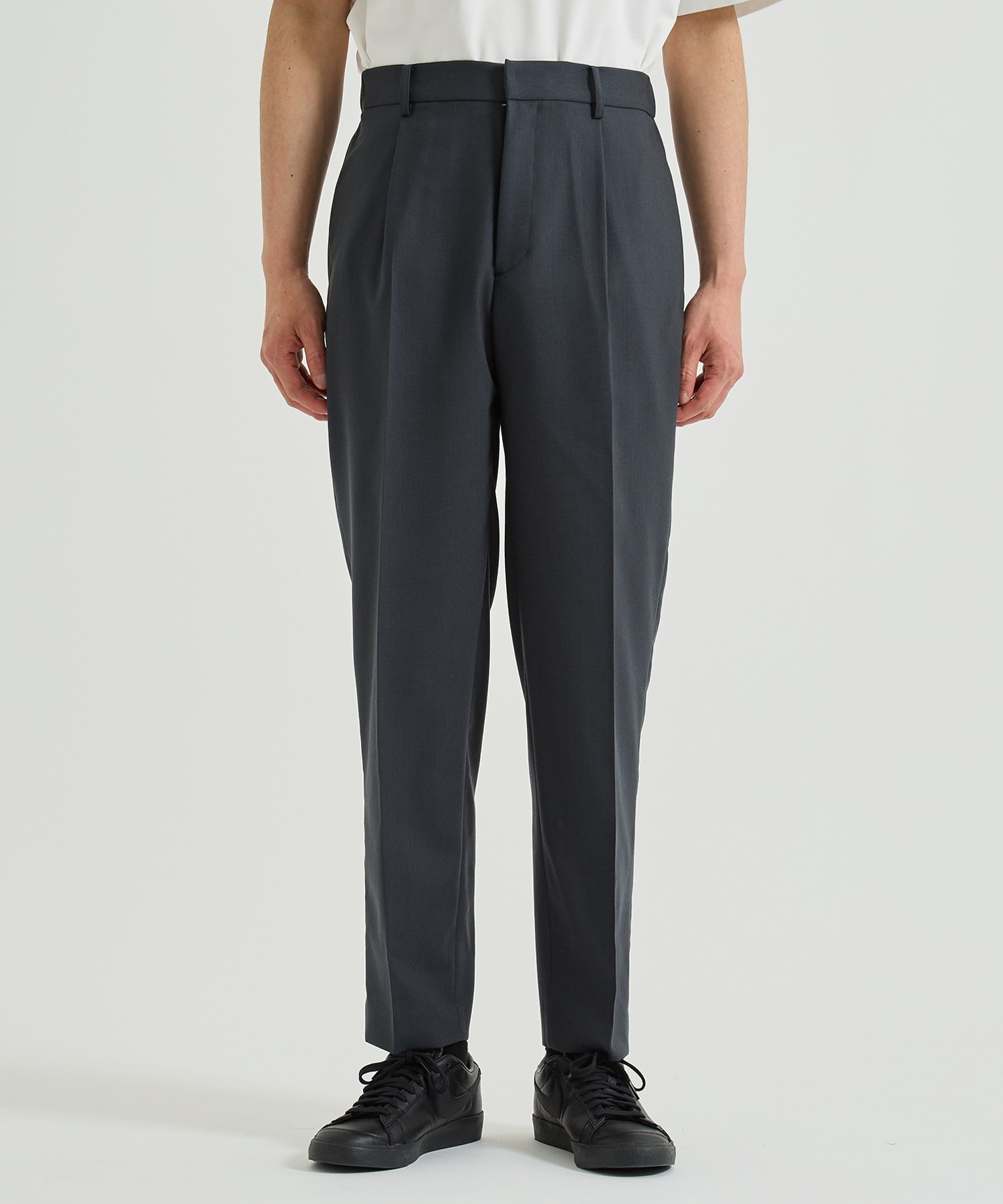 Summer Wool Calm Skin Easy Tapered Trousers | THE TOKYO