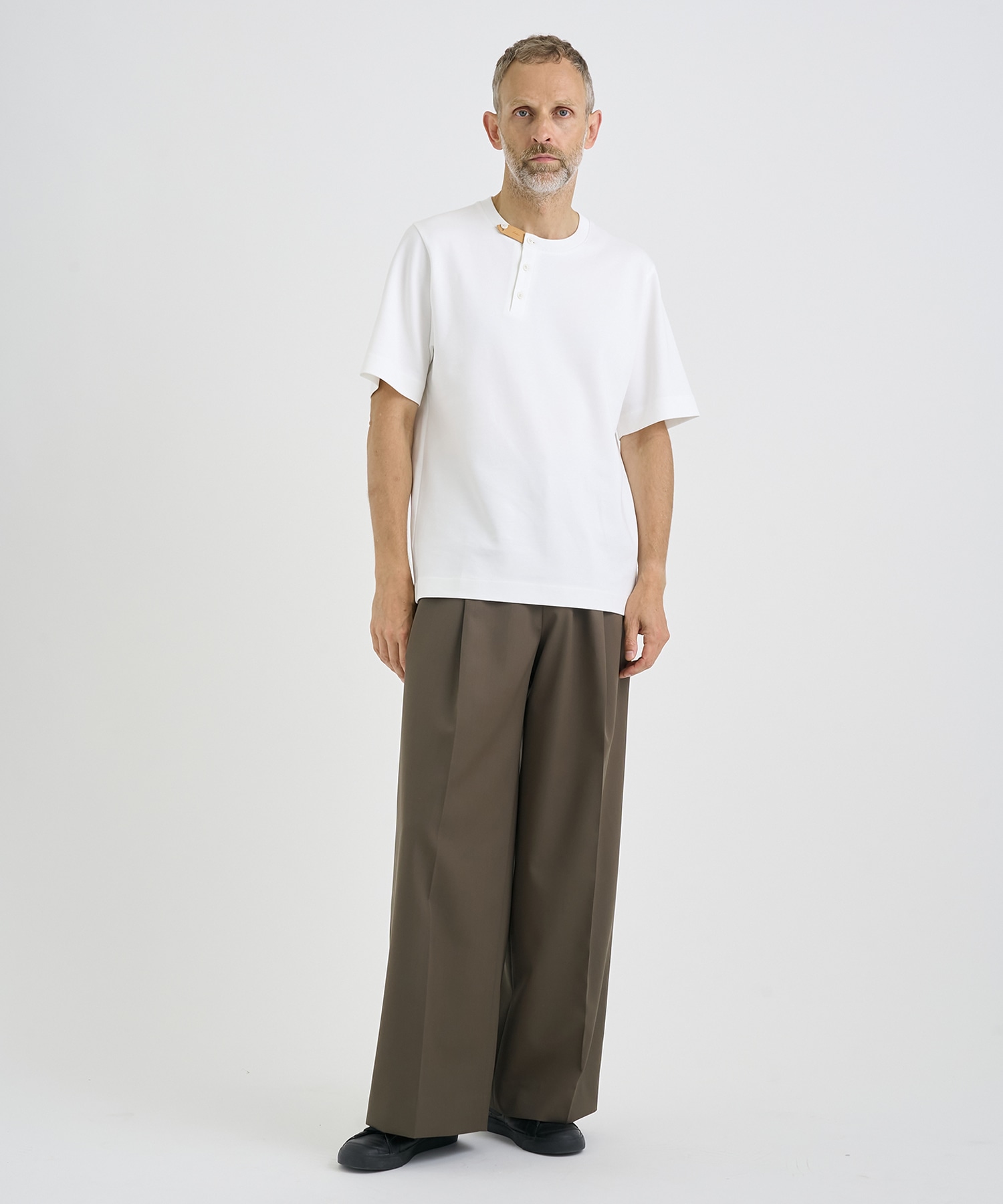 別注LEATHER TAB CREW NECK T-SHIRT IRENISA