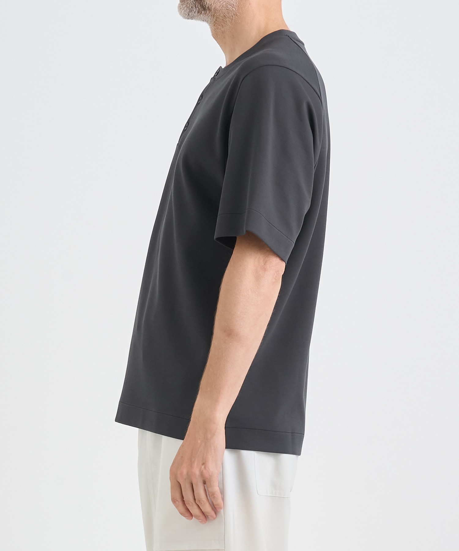 別注LEATHER TAB CREW NECK T-SHIRT IRENISA