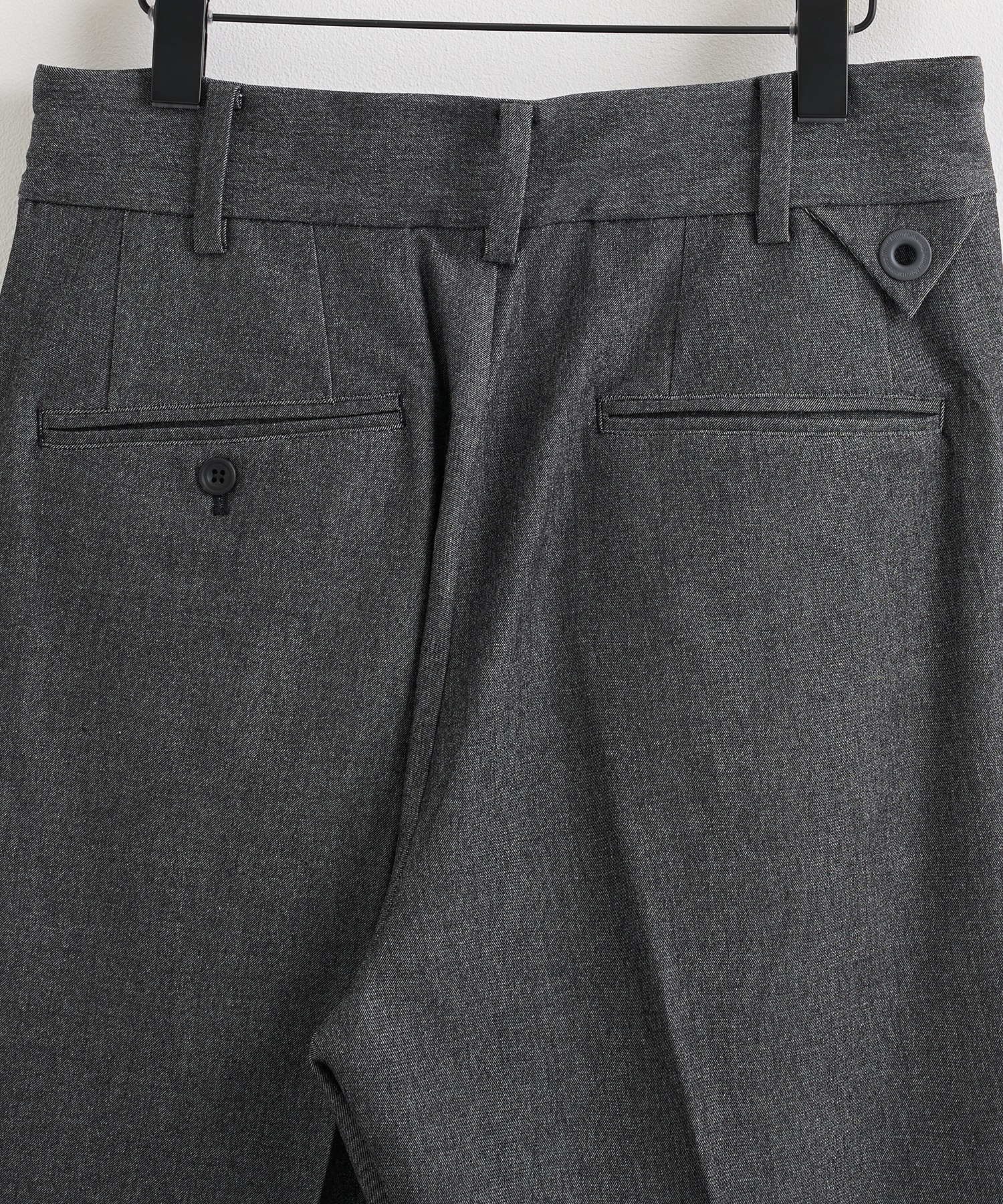 2 TUCK PANTS White Mountaineering