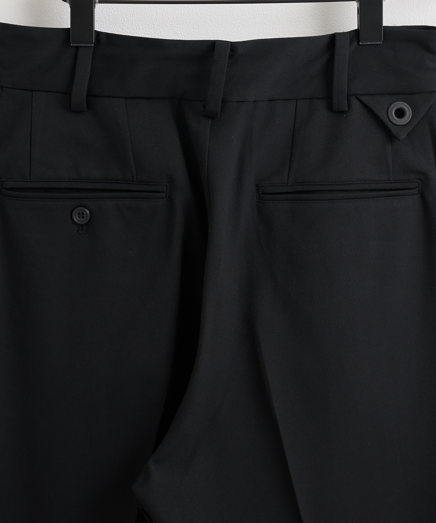 2 TUCK PANTS White Mountaineering