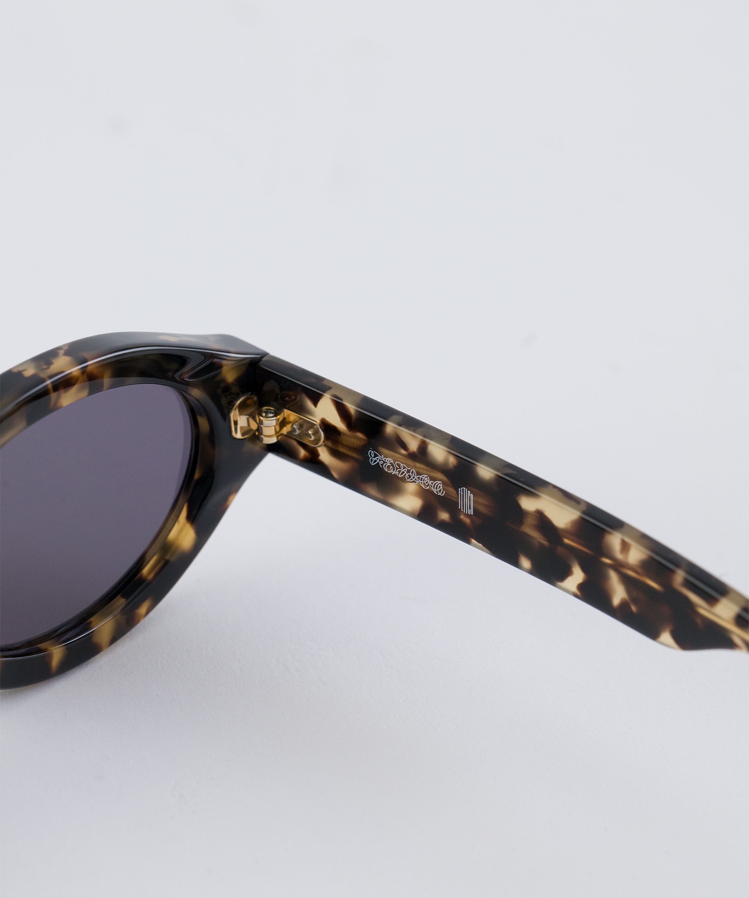 × BLANC OVAL TELEVISION-CUT SUNGLASSES FETICO