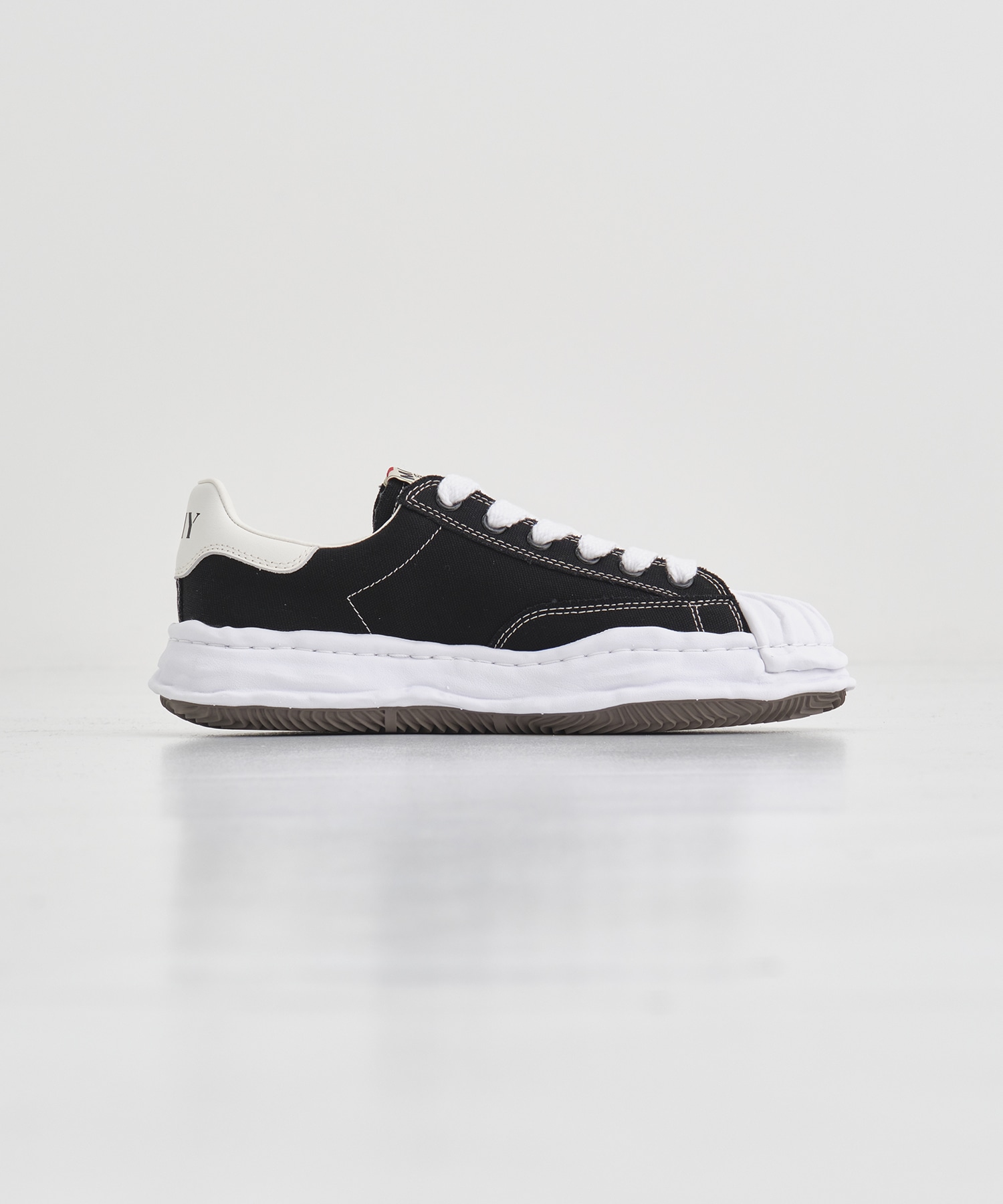 BLAKEY Low original sole canvas low-top sneakers Maison MIHARA YASUHIRO