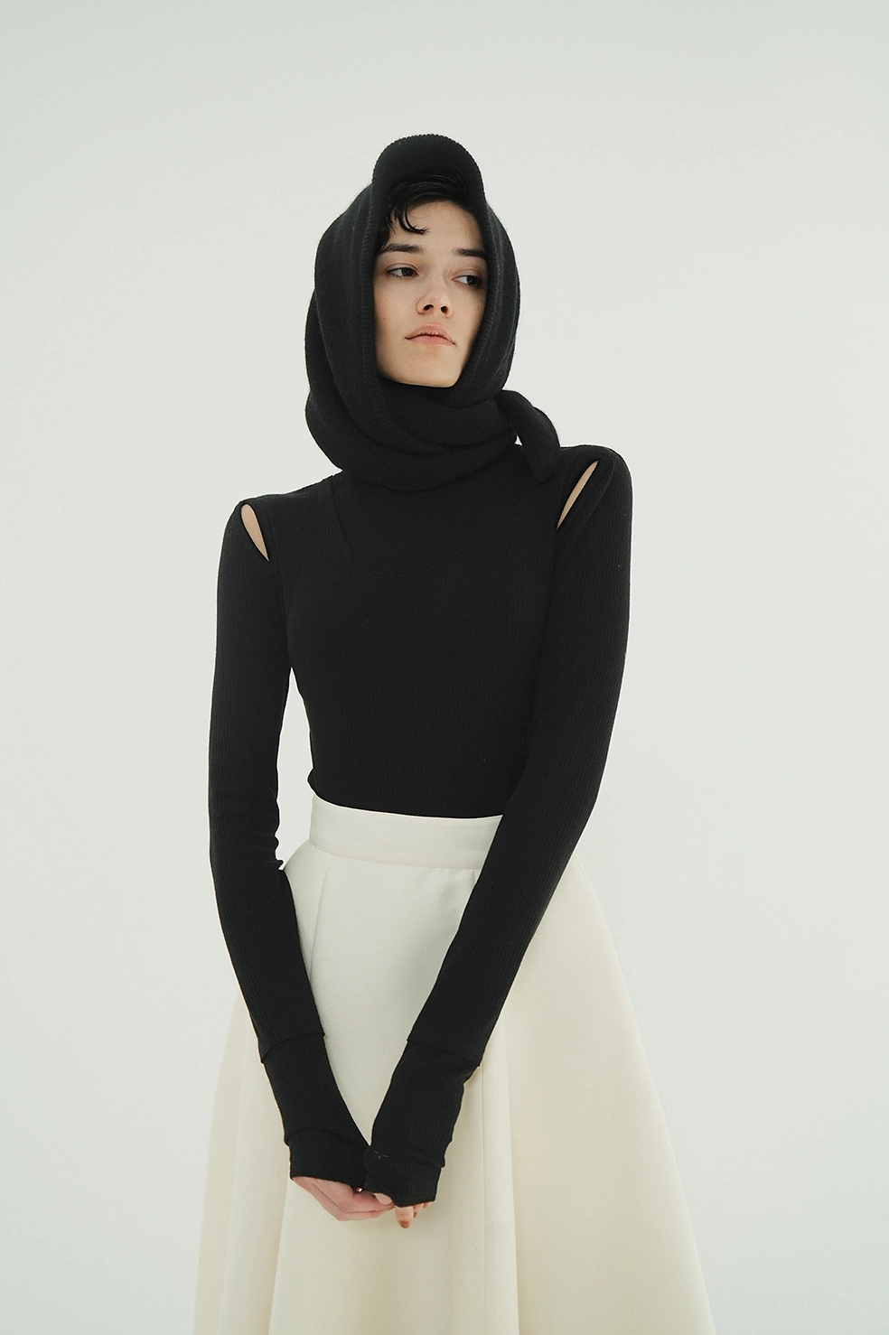 LAYERED SHOULDER CUT TOPS CLANE