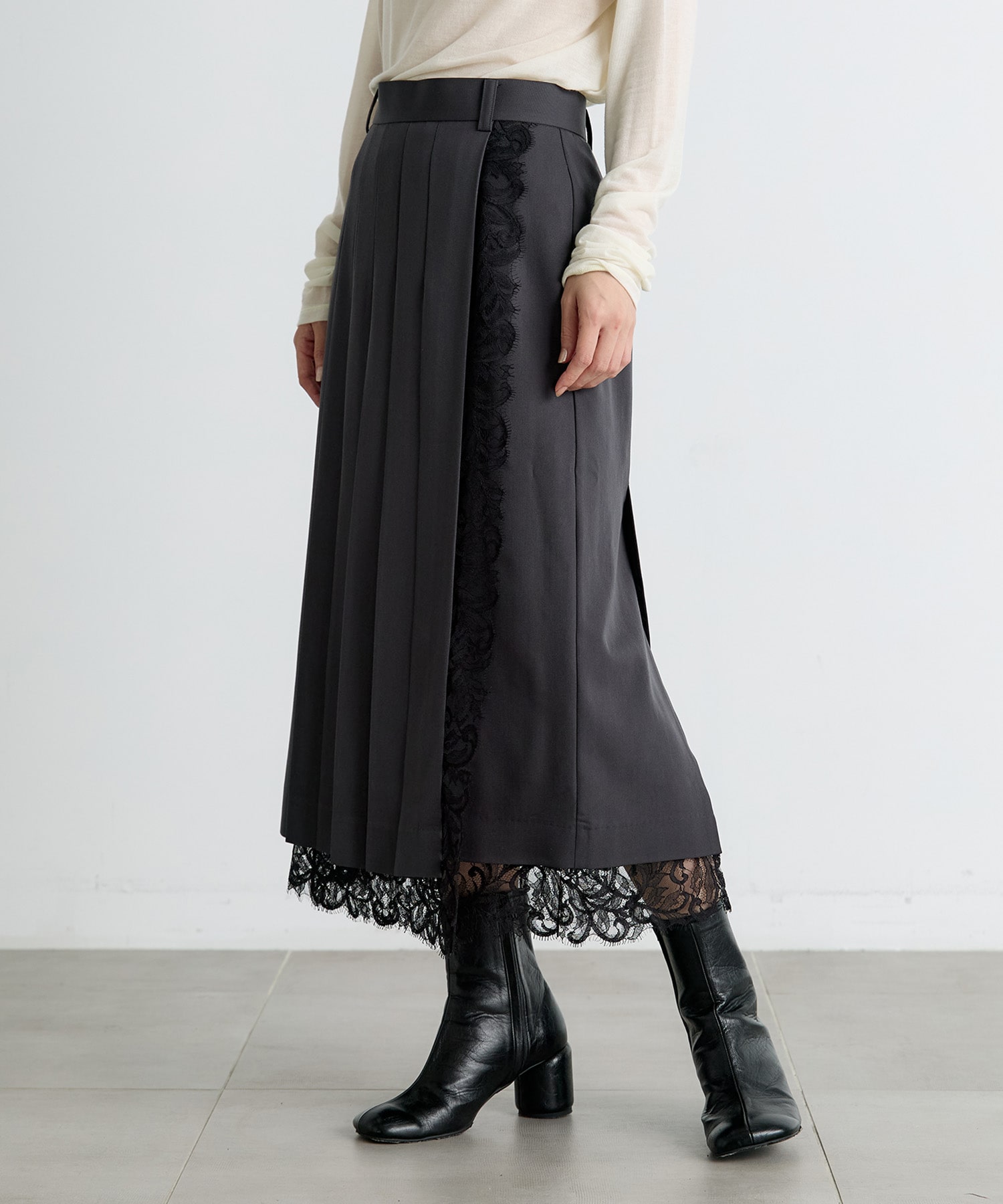 FINE WOOL PLEATED SKIRT WITH LACE TRIM FETICO