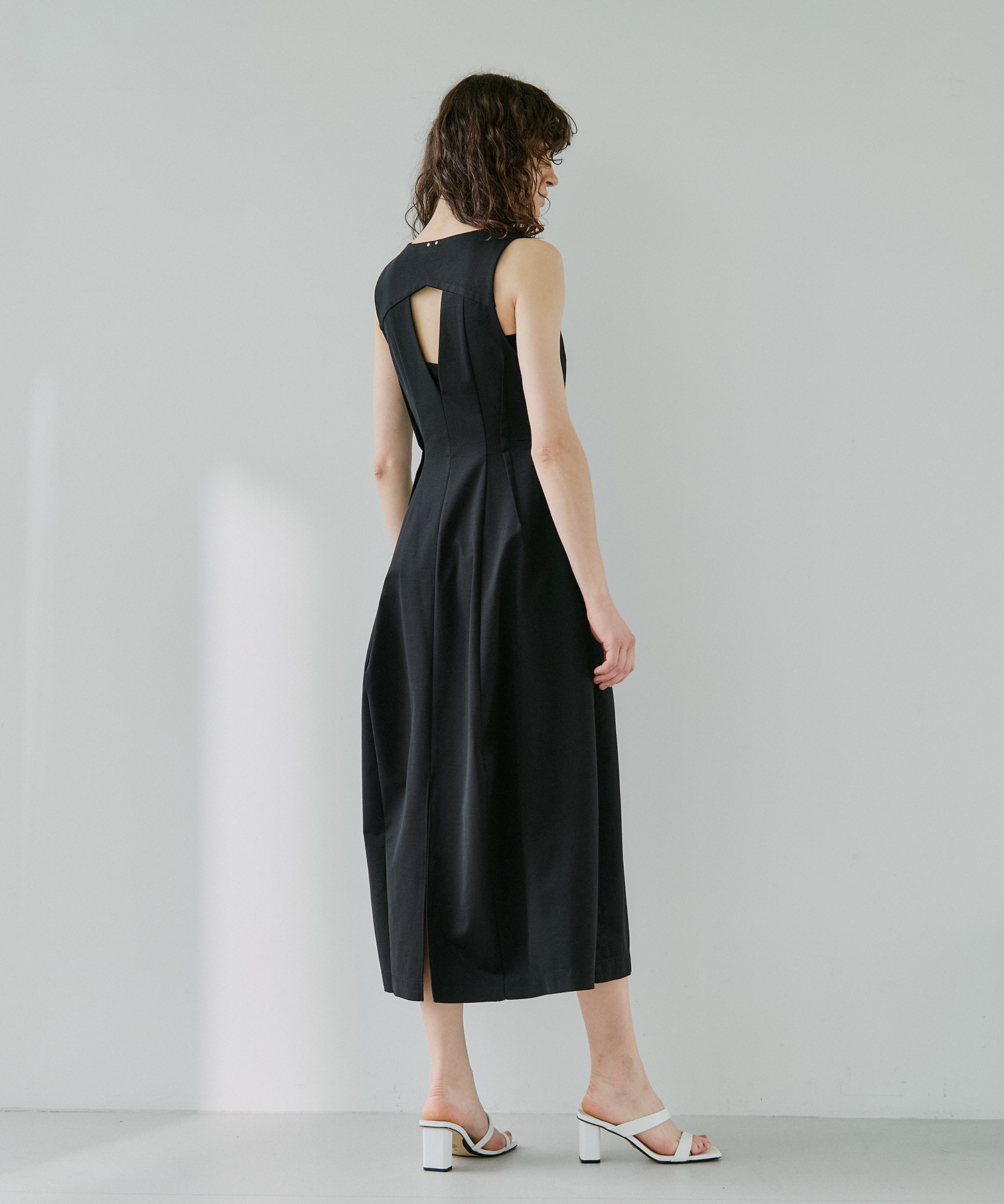 Arch Pattern Cut One-Piece RITAN