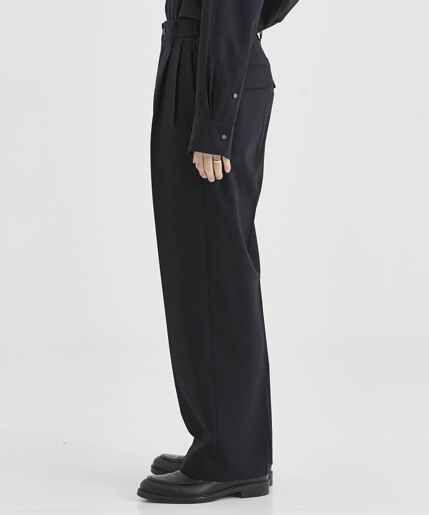 irenisa TWO TUCKS WIDE PANTS/BLACK