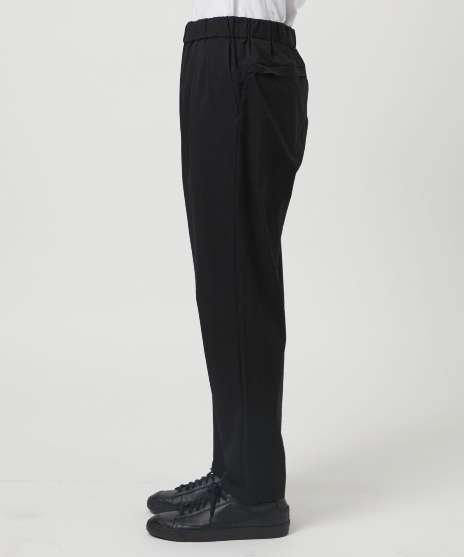 3 TUCK EASY TAPERED PANTS White Mountaineering