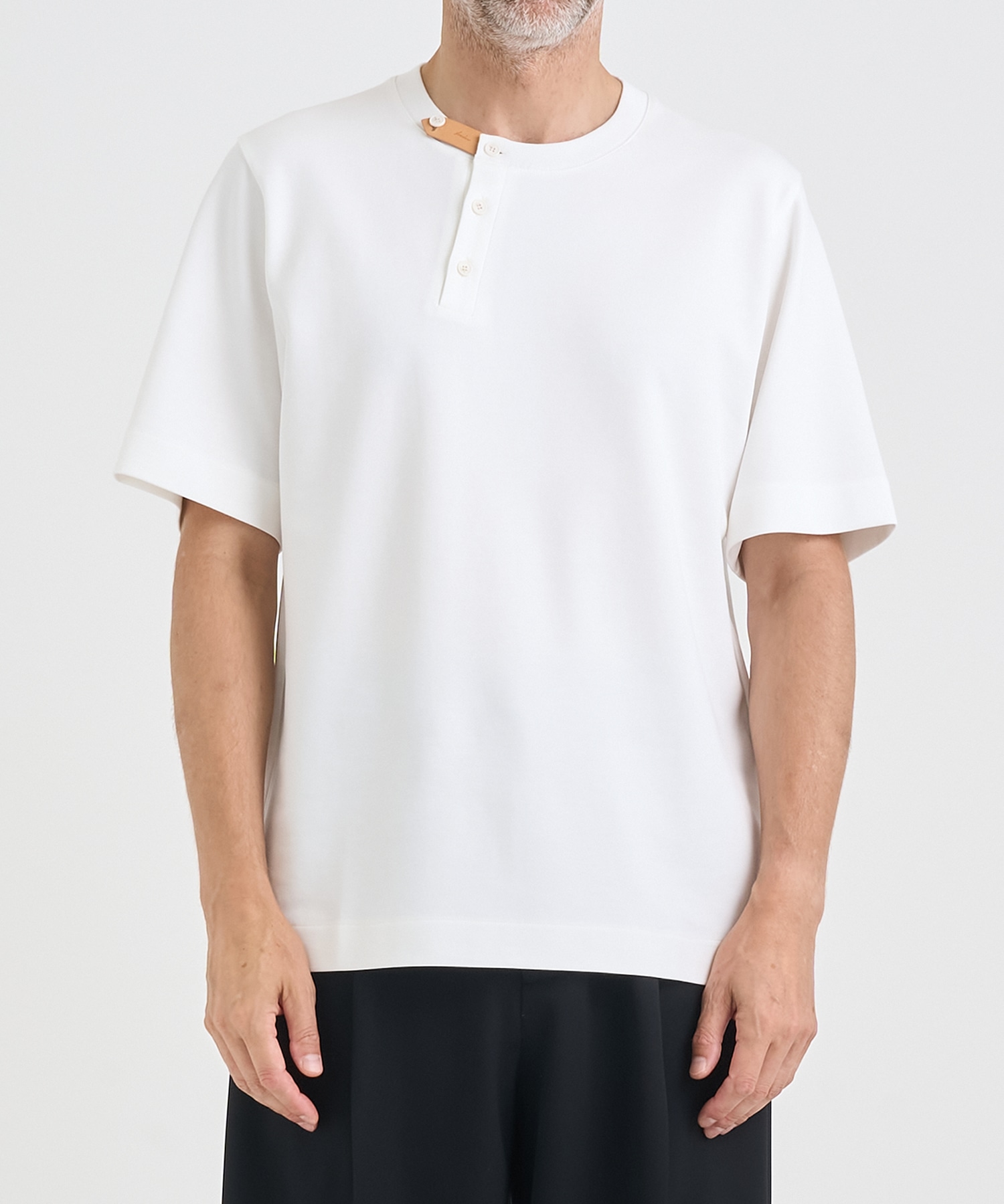 別注LEATHER TAB CREW NECK T-SHIRT IRENISA