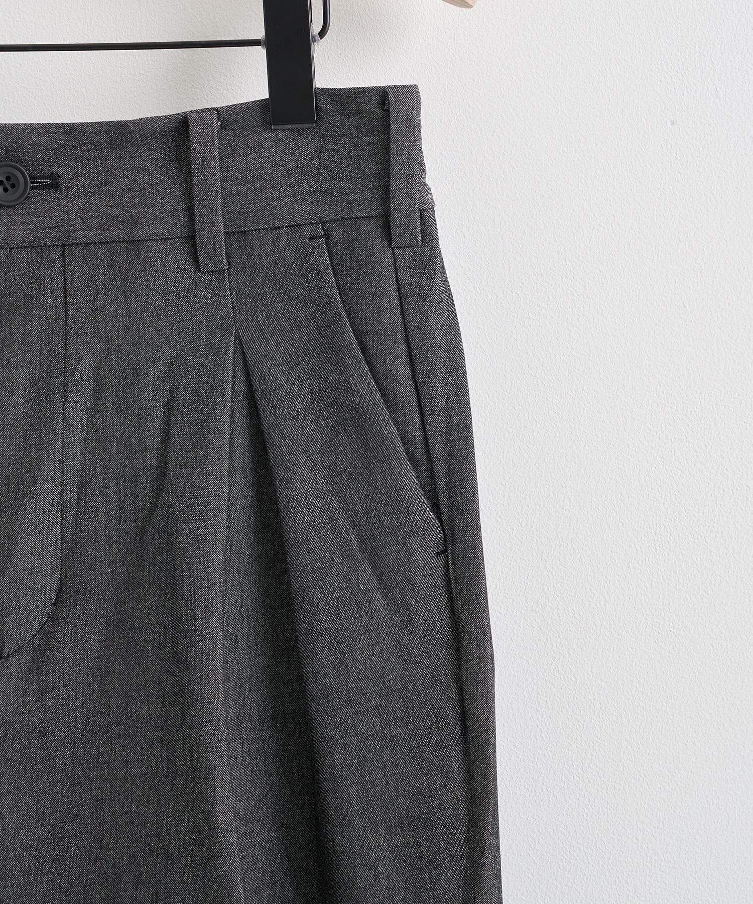 2 TUCK PANTS White Mountaineering
