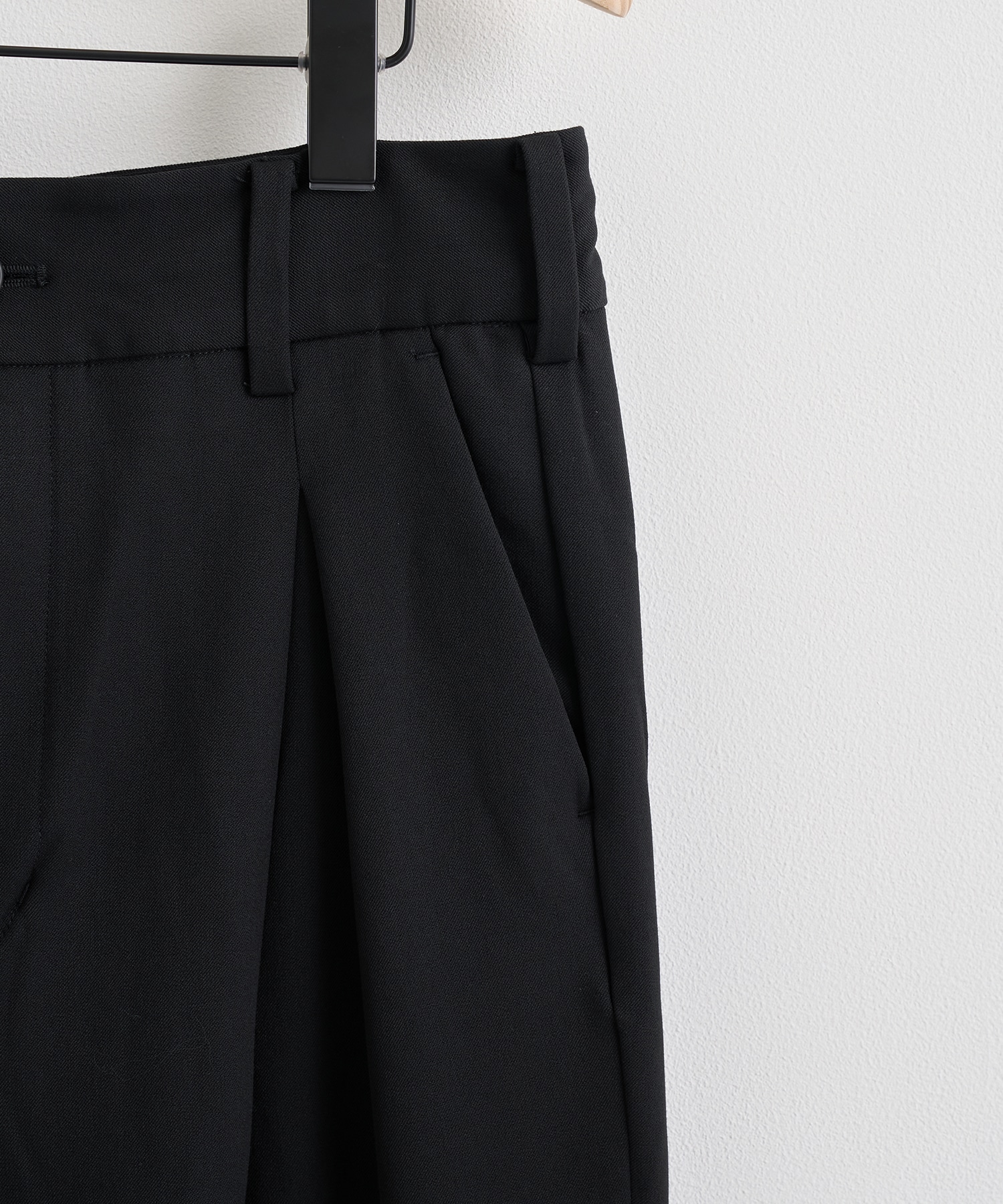 2 TUCK PANTS White Mountaineering