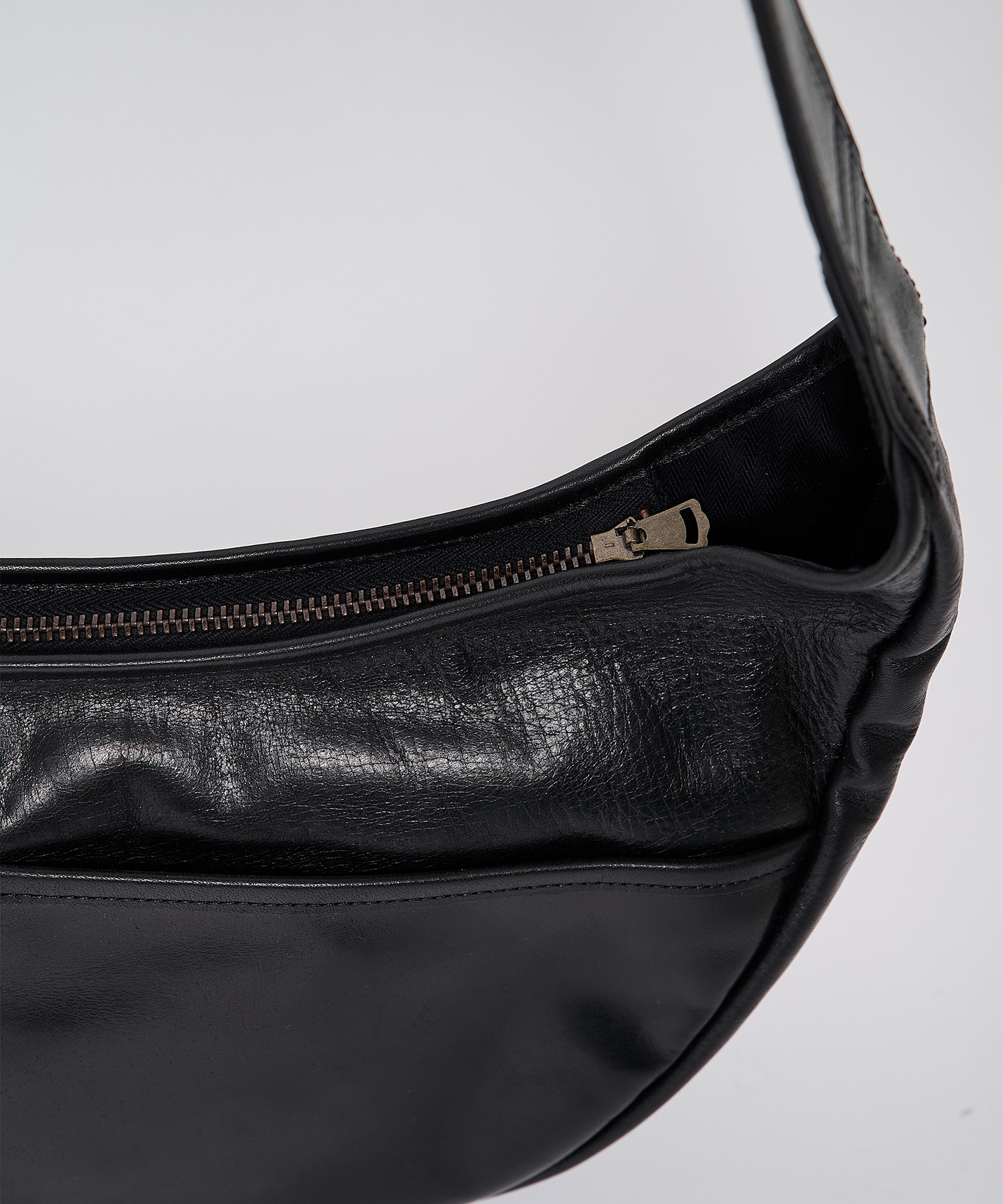 1261013 LEATHER SHOULDER BAG MASSES