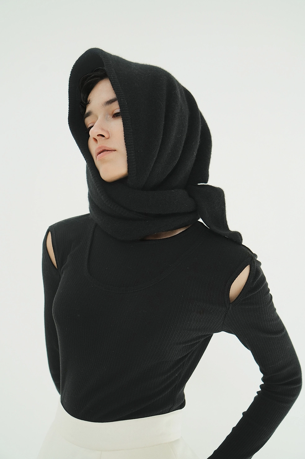LAYERED SHOULDER CUT TOPS CLANE