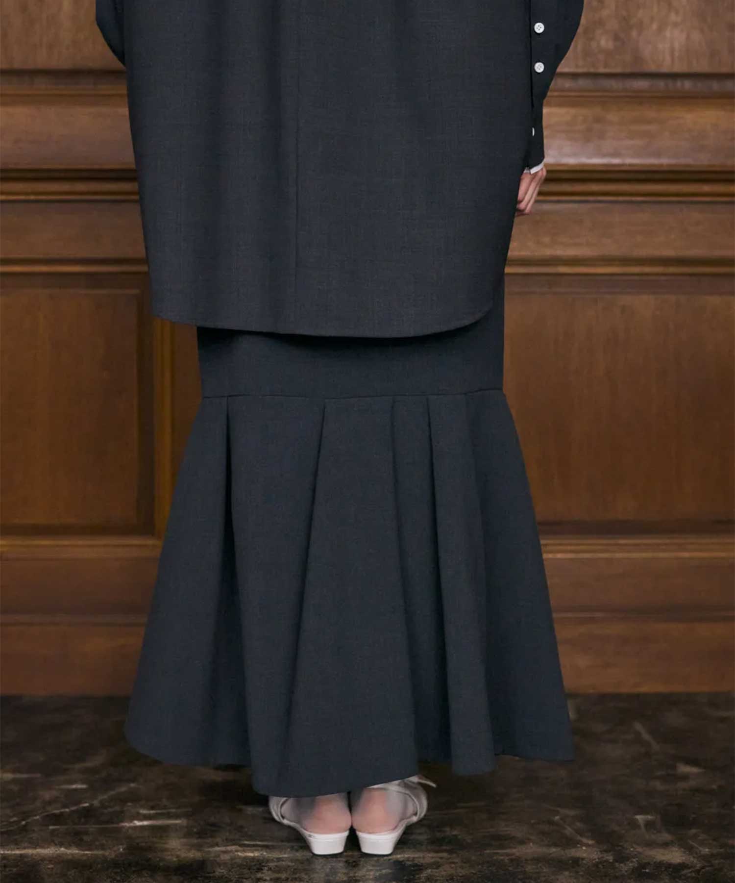 KEY-HOLE SKIRT ENFOLD