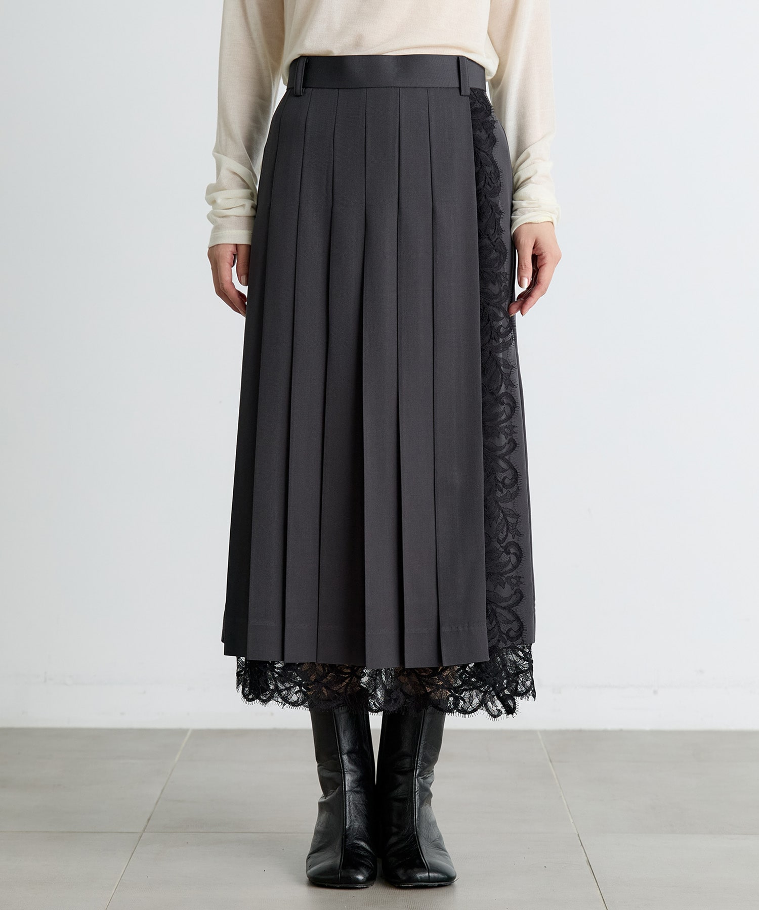 FINE WOOL PLEATED SKIRT WITH LACE TRIM FETICO