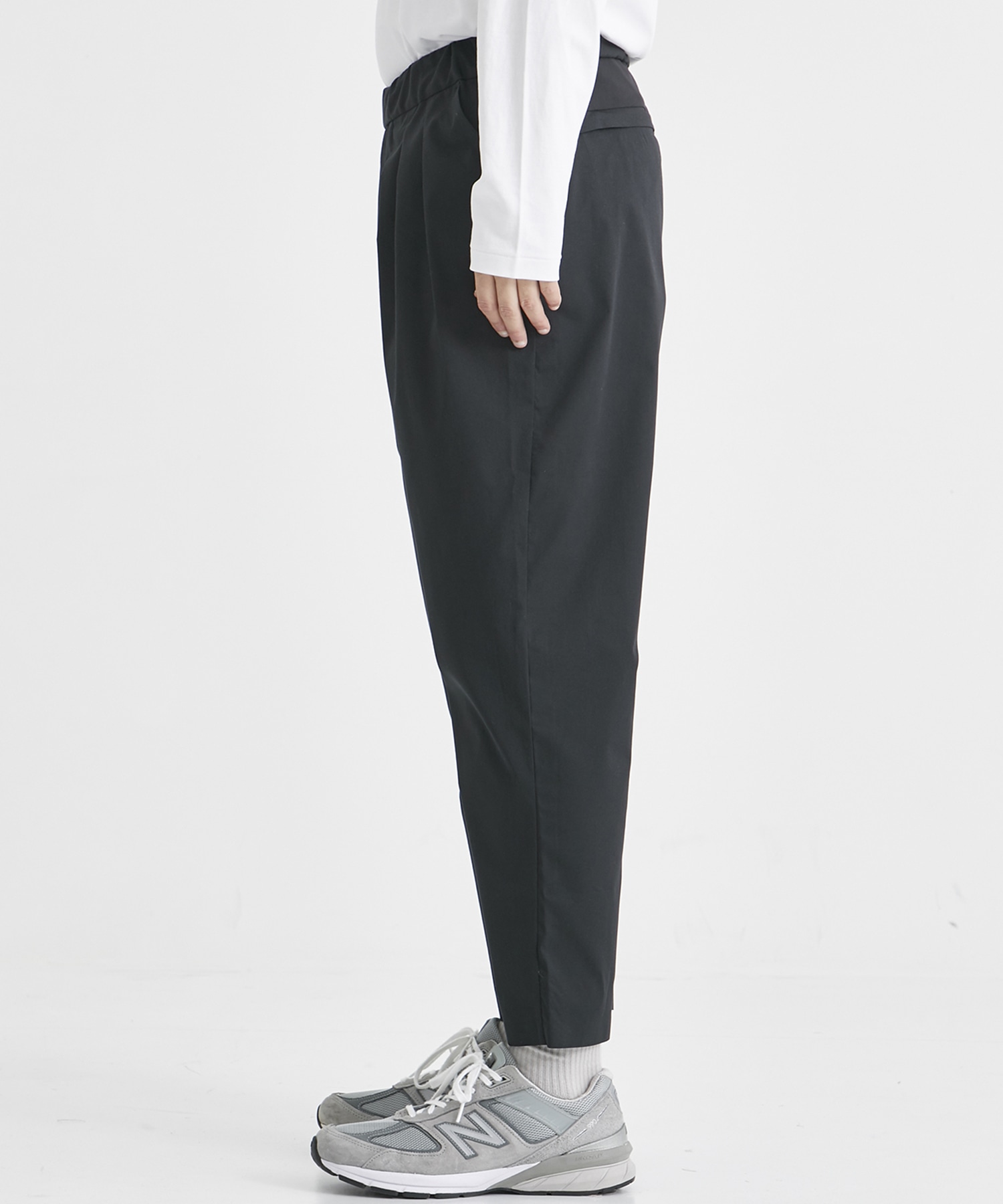 SOLOTEX 3 TUCKED EASY TAPERED PANTS(0 BLACK): White Mountaineering