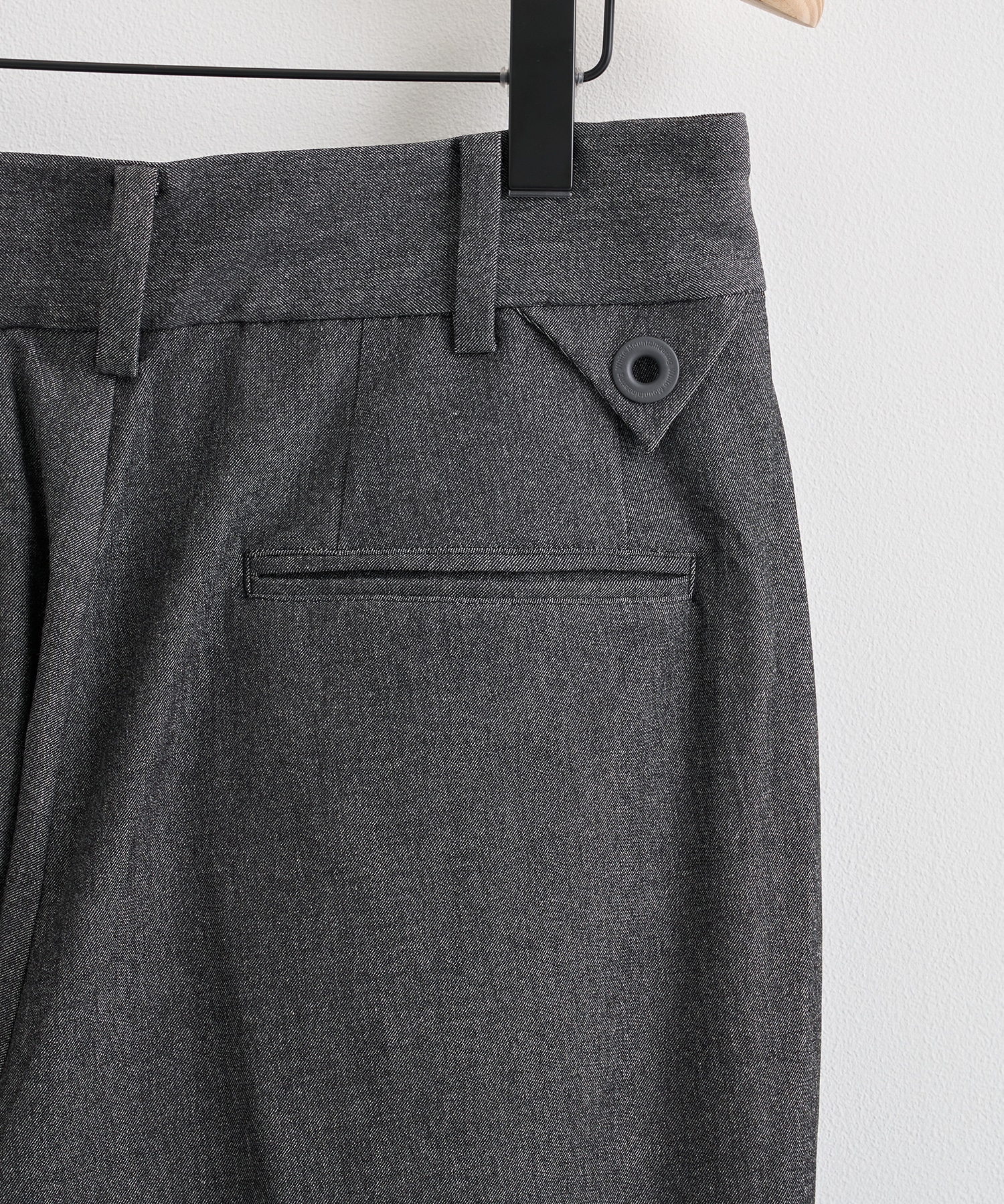 2 TUCK PANTS White Mountaineering