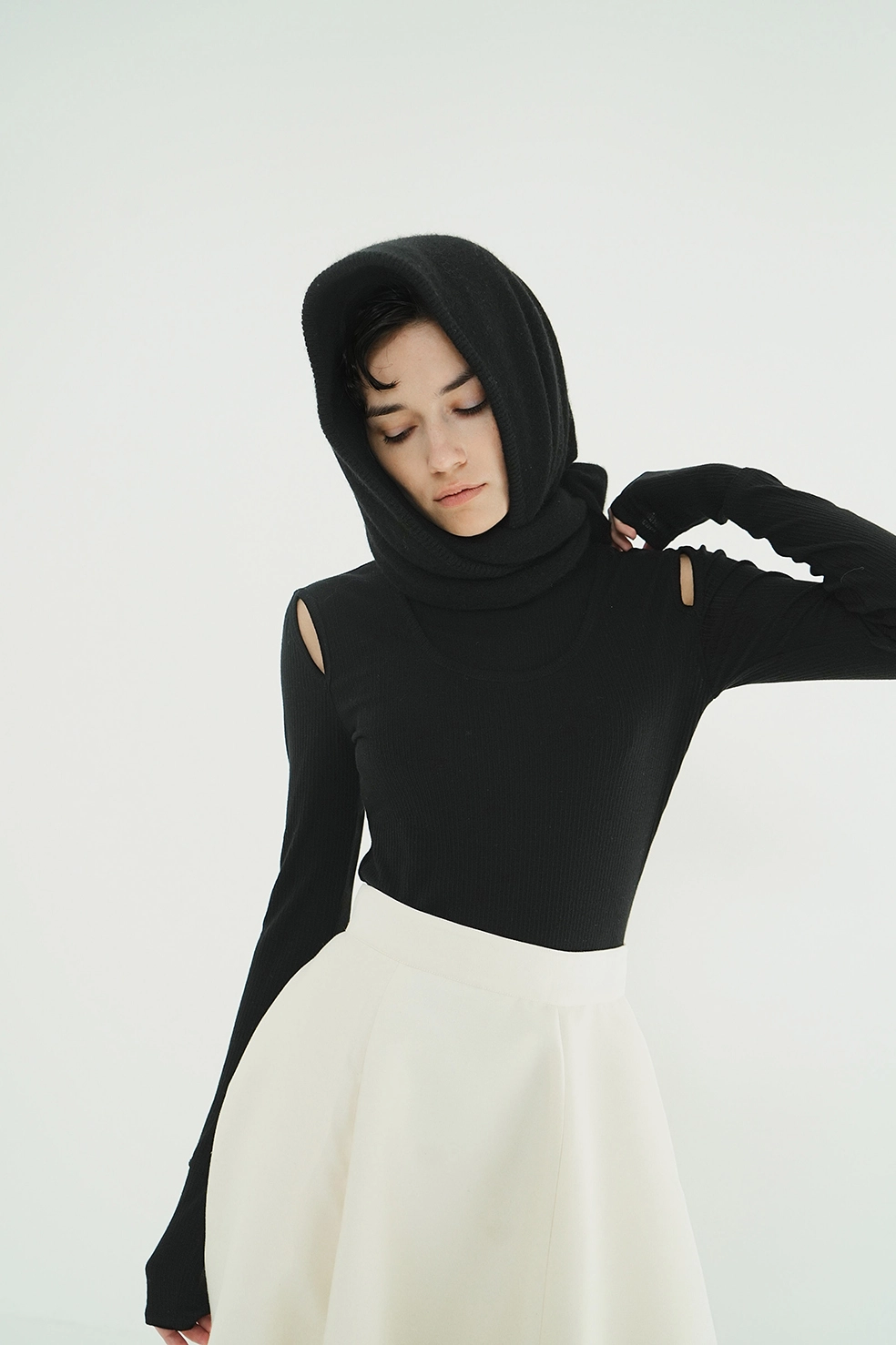LAYERED SHOULDER CUT TOPS CLANE