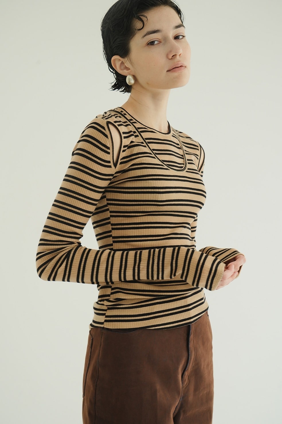 LAYERED SHOULDER CUT TOPS CLANE