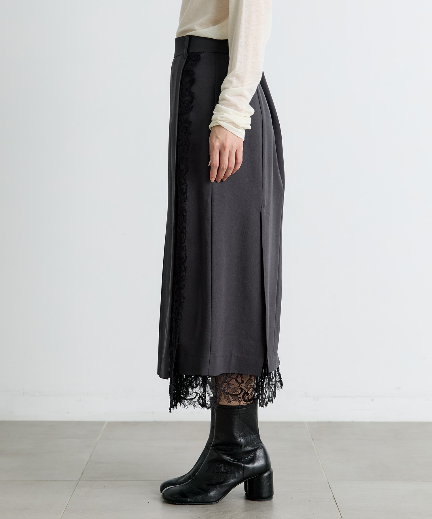 FINE WOOL PLEATED SKIRT WITH LACE TRIM FETICO