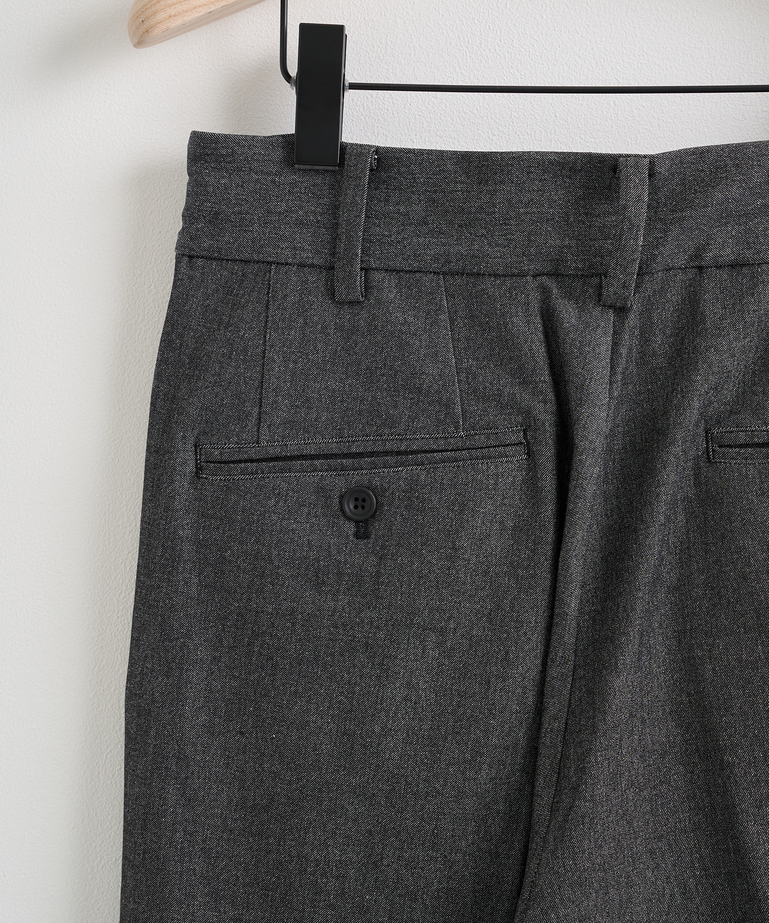 2 TUCK PANTS White Mountaineering